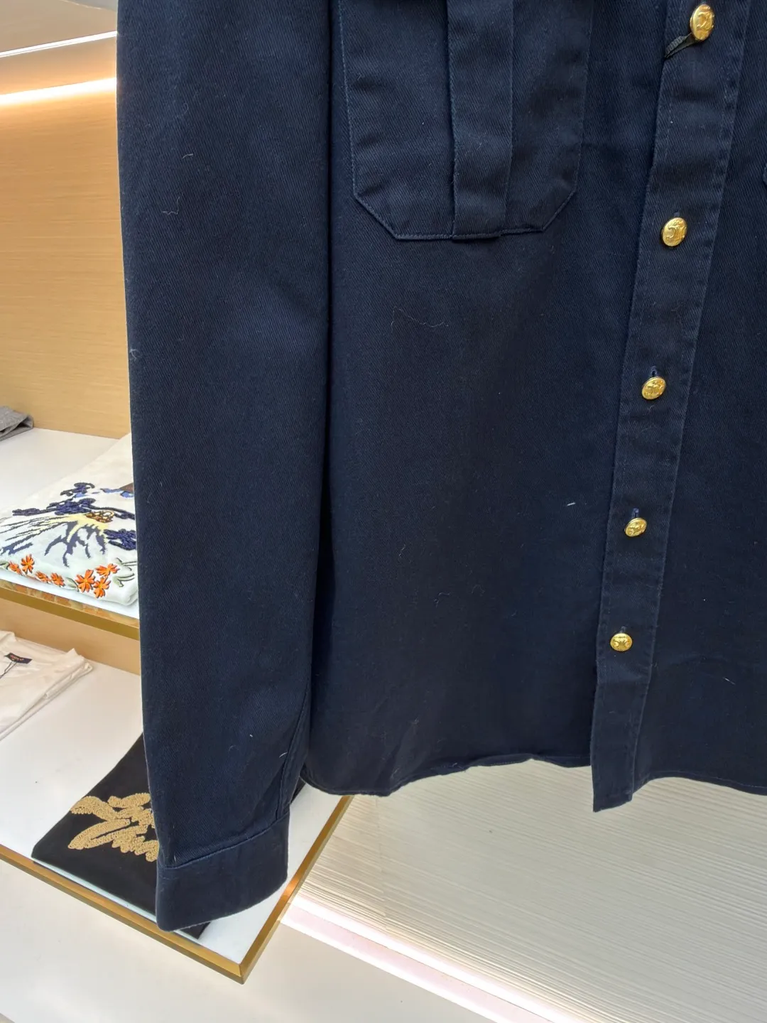 Celine gilt shirt jacket ●Original version: Purchased and developed for 15,000 ●Item No.: 1681361-B15 ●Fabric: Zhen Satin Yayun woven fabric ●Technology: Fabric fermentation washing ●Color: Navy ●Version: Fitted version ●Weight: about 635 grams ●Size: 39-40-41-42 ●Description: Customized Zhen Satin Yayun fabric with full texture, natural luster and comfortable skin fit Deep blue, quiet and elegant, decorated with gold buttons, the ultimate interpretation of low-key luxury. The eye-catching Celine logo Velcro on the chest has become a distinct imprint of the brand identity. Every detail exudes unobtrusive nobility. Golden embellishment. The soul of luxury uses imported machine embroidery seal fitting and hemming technology. Advanced computer control system and precision mechanical components are used to realize the Celine embroidery operation. The Velcro is then manually applied to fully contact and bond the Velcro with the armband. Finally, the imported machine is used again to sew the hemming fabric along the embroidery seal (it is time-consuming, laborious and expensive, please see the real seal for details). The template machine opens the bag. The preset template guides the position, shape and size of the bag opening. The accuracy ensures the quality of the bag opening effect. The fabrics have been fermented and washed. The hand feel and texture are better, not easy to deform, not easy to shrink, not easy to fade, and maintain long-term beauty. The overall wiring is straight and delicate, the fabric is comfortable and soft, and the color is consistent without color difference. It can be matched with the same style to create a fashionable look and control various occasions. Customized accessories, complete with three standards, same style for men and women!