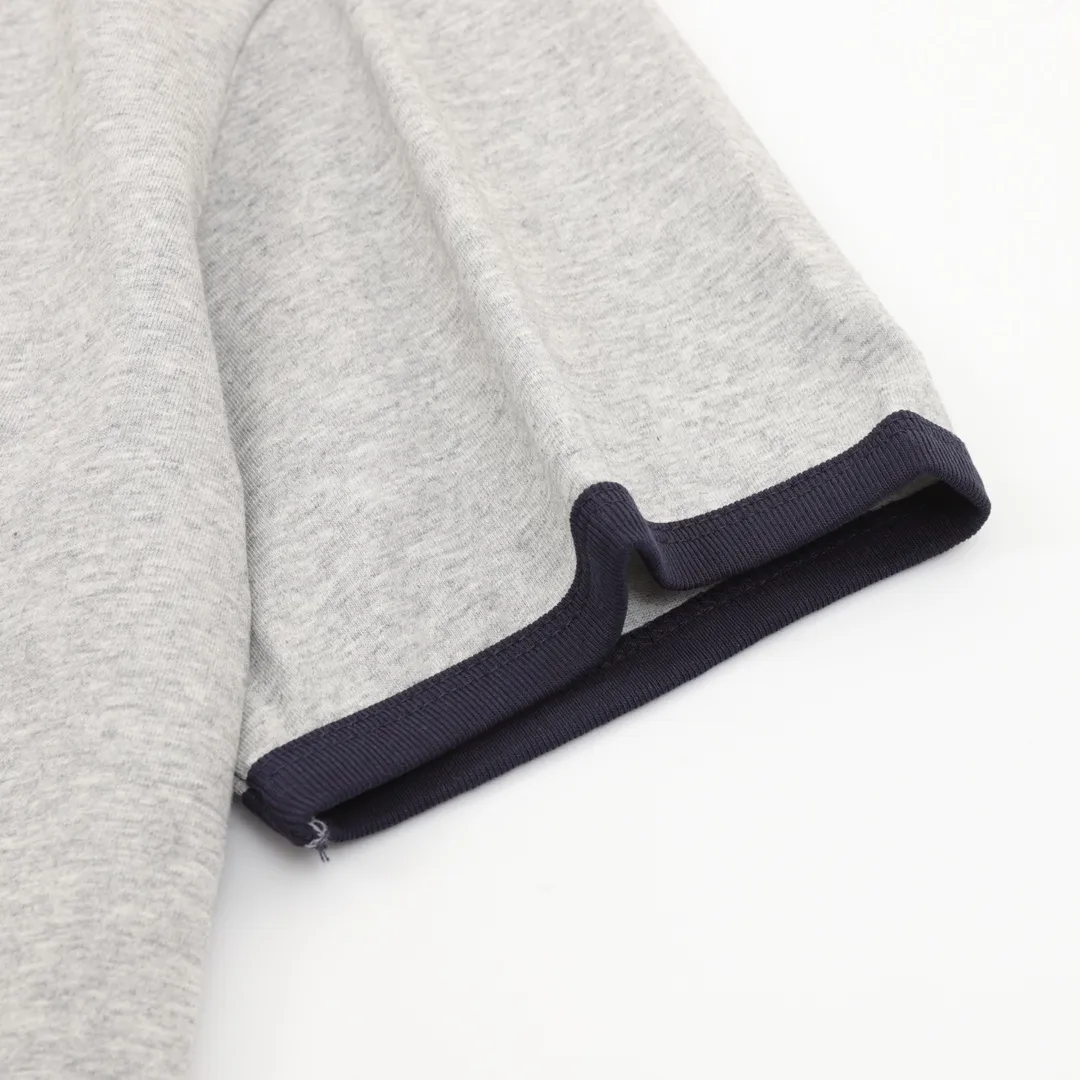 🅿️250 Celine Celine round neck short-sleeved T-shirt with flocked letters. Complete with three labels. It is made of high-end Salona fabric and has a flocking pattern on the front. It feels very comfortable. The OS drop-shoulder version is fashionable and individual. It is super versatile! The threaded neckline is not loose, the color is fixed at high temperature, and the through-shoulder strapping process is used. Unisex Size: XS-L