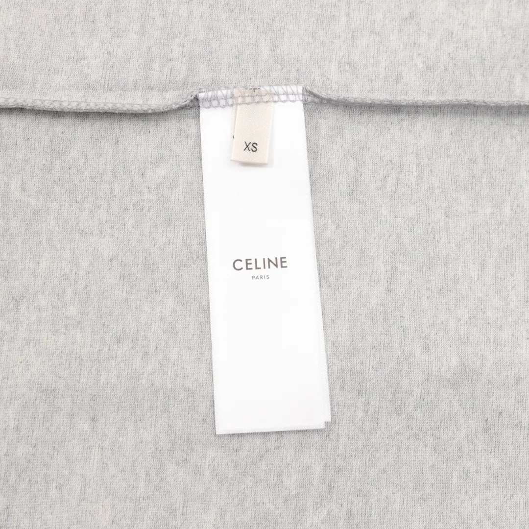 🅿️250 Celine Celine round neck short-sleeved T-shirt with flocked letters. Complete with three labels. It is made of high-end Salona fabric and has a flocking pattern on the front. It feels very comfortable. The OS drop-shoulder version is fashionable and individual. It is super versatile! The threaded neckline is not loose, the color is fixed at high temperature, and the through-shoulder strapping process is used. Unisex Size: XS-L