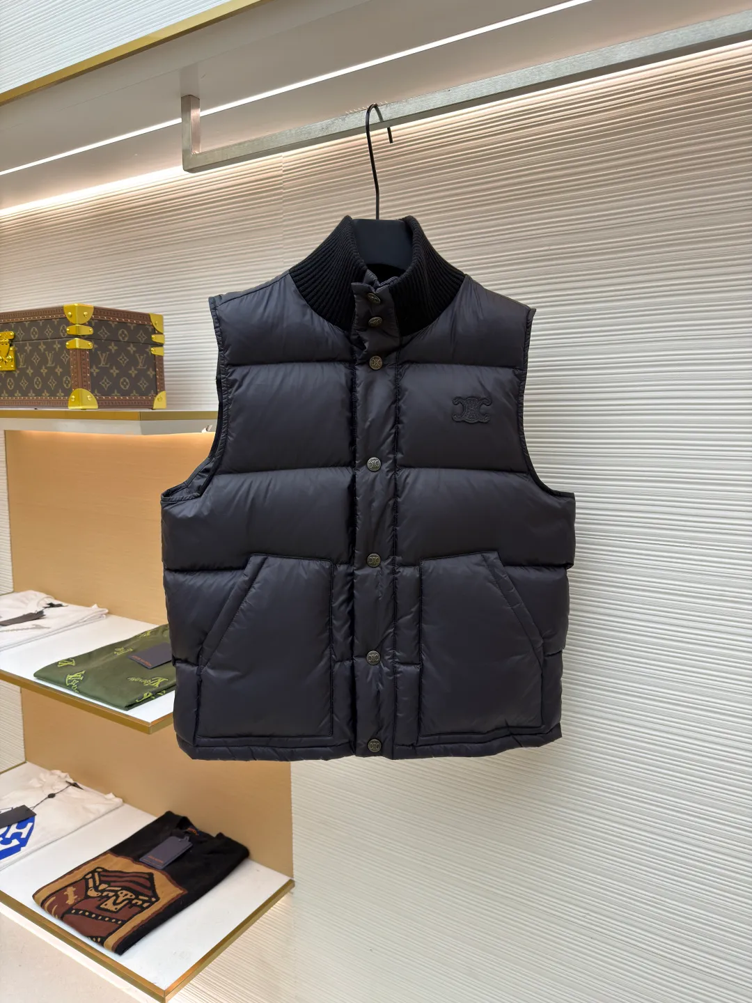 Celine lightweight sleeveless down jacket [Women's clothing] ●Item number: 1681073-C65 ●Fabric: Outer layer: nylon fabric; Inner layer: white duck down ●Technology: Mechanical down filling ●Version: Fitted version ●Weight: about 445 grams ●Size: 36-38-40 ●Description: The fabric is made of 100% nylon (nylon). Its high-density structure achieves excellent windproof effect. It also has strong wear resistance and wrinkle resistance. It is scratch-free for daily wear and can be easily taken care of. The inner lining is made of 100% polyamide, which has a smooth texture and further enhances wearing comfort and freedom of movement. The TRIOMPHE signature patch is carefully crafted with high-density foam padding and embroidery technology. Each embroidery trace is precise and neat, and the back is lined and hemmed to ensure neatness inside and outside, the stitches are even and fine, the three-dimensional relief texture lasts as new, and the extraordinary creative spirit is demonstrated in every detail. The lining is fully hemmed, and the seams are flat and smooth, eliminating friction. Quilting encryption technology is implemented in key parts to effectively prevent down displacement and ensure that it maintains a uniform and fluffy shape for long-term wear. TRIOMPHE custom-made snap buttons, each snap button is firmly stitched, opens and closes smoothly, taking into account both practical function and exquisite aesthetics. The ribbed wool high collar is woven with fine wool and has moderate elasticity. It can closely fit the curve of the neck, achieve windproofing and warmth without leaving gaps, and gently care for sensitive skin. White duck down has high down content and excellent fluffiness. It is filled with a scientific ratio of duck down and polyester fiber, and combines the efficient temperature-locking properties of duck down with the long-lasting support of polyester fiber to create a lightweight, non-sense yet warm and reliable thermal insulation system, making it easier to keep out the cold. The overall wiring is straight and delicate, the fabric is comfortable and soft, and the color is consistent without color difference. It can be matched with the same style to create a fashionable look and control various occasions. Customized accessories, complete with three standards, same style for men and women!