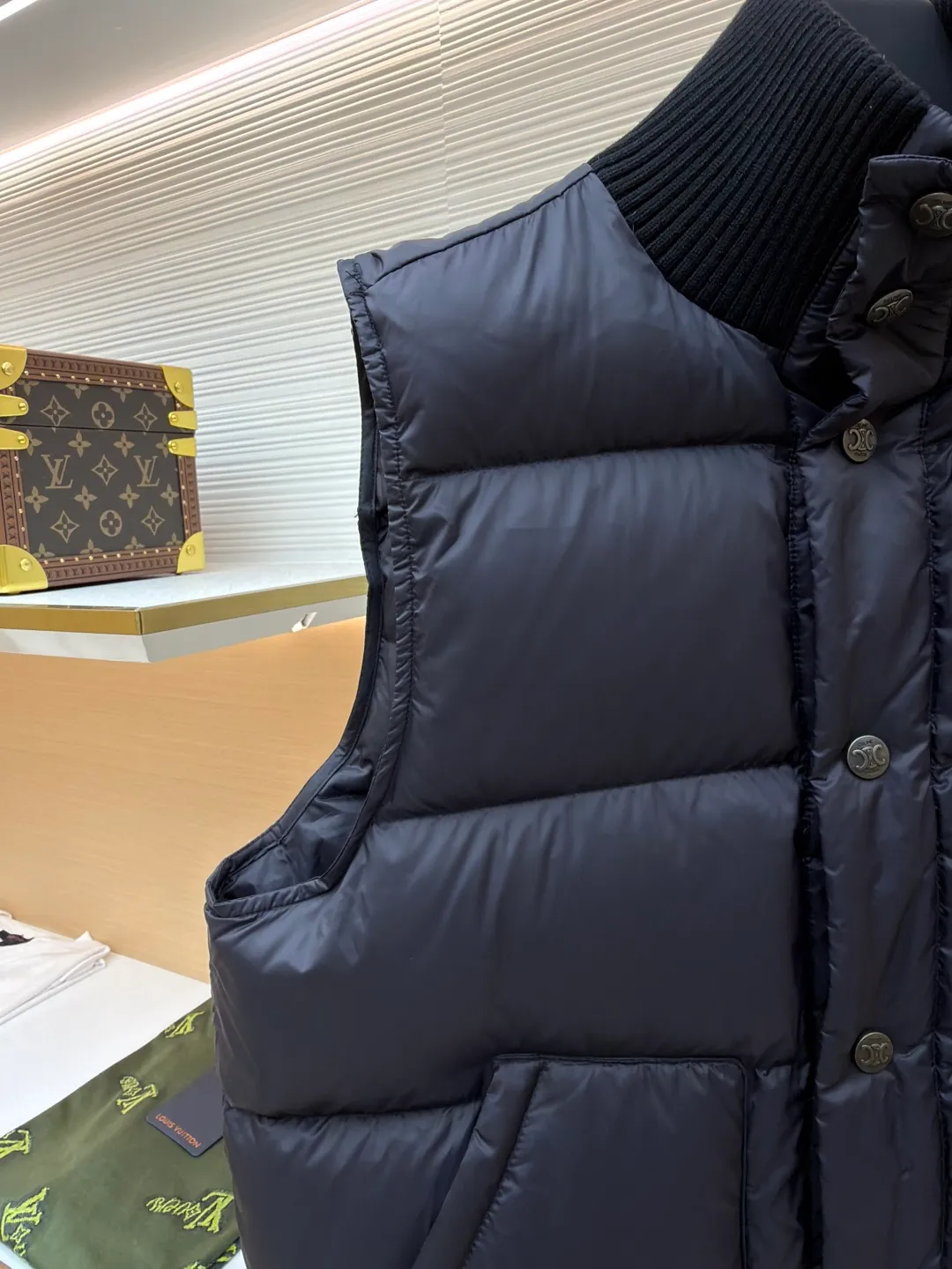 Celine lightweight sleeveless down jacket [Women's clothing] ●Item number: 1681073-C65 ●Fabric: Outer layer: nylon fabric; Inner layer: white duck down ●Technology: Mechanical down filling ●Version: Fitted version ●Weight: about 445 grams ●Size: 36-38-40 ●Description: The fabric is made of 100% nylon (nylon). Its high-density structure achieves excellent windproof effect. It also has strong wear resistance and wrinkle resistance. It is scratch-free for daily wear and can be easily taken care of. The inner lining is made of 100% polyamide, which has a smooth texture and further enhances wearing comfort and freedom of movement. The TRIOMPHE signature patch is carefully crafted with high-density foam padding and embroidery technology. Each embroidery trace is precise and neat, and the back is lined and hemmed to ensure neatness inside and outside, the stitches are even and fine, the three-dimensional relief texture lasts as new, and the extraordinary creative spirit is demonstrated in every detail. The lining is fully hemmed, and the seams are flat and smooth, eliminating friction. Quilting encryption technology is implemented in key parts to effectively prevent down displacement and ensure that it maintains a uniform and fluffy shape for long-term wear. TRIOMPHE custom-made snap buttons, each snap button is firmly stitched, opens and closes smoothly, taking into account both practical function and exquisite aesthetics. The ribbed wool high collar is woven with fine wool and has moderate elasticity. It can closely fit the curve of the neck, achieve windproofing and warmth without leaving gaps, and gently care for sensitive skin. White duck down has high down content and excellent fluffiness. It is filled with a scientific ratio of duck down and polyester fiber, and combines the efficient temperature-locking properties of duck down with the long-lasting support of polyester fiber to create a lightweight, non-sense yet warm and reliable thermal insulation system, making it easier to keep out the cold. The overall wiring is straight and delicate, the fabric is comfortable and soft, and the color is consistent without color difference. It can be matched with the same style to create a fashionable look and control various occasions. Customized accessories, complete with three standards, same style for men and women!
