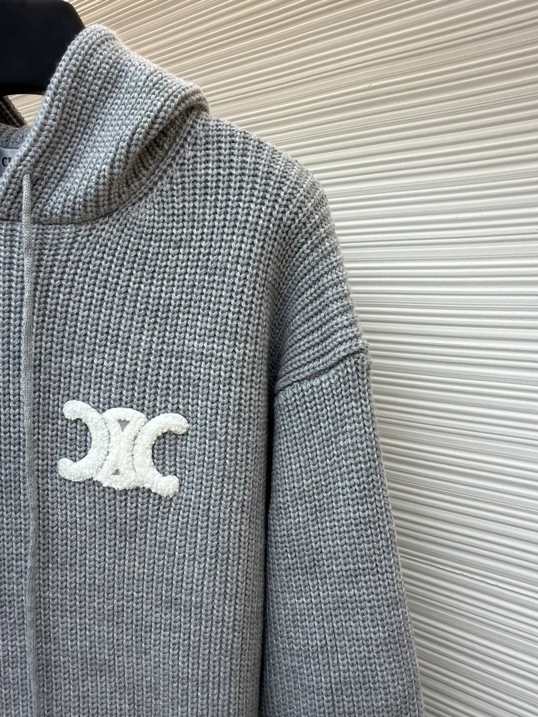 Celine embroidered logo knitted hoodie ●Original version: Purchased and developed for 12500 ●Item number: 1681279-B10 ●Fabric: wool blended fabric ●Technology: knitted production ●Color: gray ●Version: Fitted version ●Weight: about 925 grams ●Size: S-M-L-XL ●Description: Woven with 55 merino wool yarn and cotton yarn. The fabric is woven into a finished product with a three-dimensional shape. The garment is washed to remove impurities on the surface of the wool - adding hand feel - and fixing the shape. TRIOMPHE embroidered loose fit hood with adjustable drawstring, metal hoop engraved with CELINE PARIS 1 kangaroo pocket with ribbed trim. The overall wiring is straight and delicate, the fabric is comfortable and soft, and the color is consistent without color difference. It can be matched with the same style to create a fashionable look and control various occasions. Customized accessories, complete with three standards, same style for men and women!