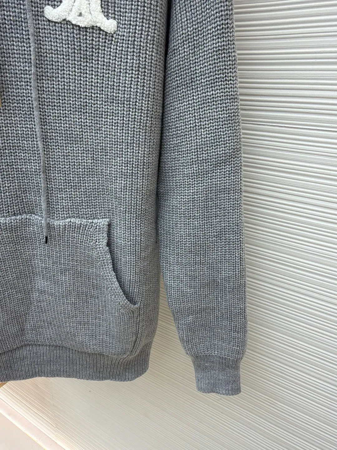 Celine embroidered logo knitted hoodie ●Original version: Purchased and developed for 12500 ●Item number: 1681279-B10 ●Fabric: wool blended fabric ●Technology: knitted production ●Color: gray ●Version: Fitted version ●Weight: about 925 grams ●Size: S-M-L-XL ●Description: Woven with 55 merino wool yarn and cotton yarn. The fabric is woven into a finished product with a three-dimensional shape. The garment is washed to remove impurities on the surface of the wool - adding hand feel - and fixing the shape. TRIOMPHE embroidered loose fit hood with adjustable drawstring, metal hoop engraved with CELINE PARIS 1 kangaroo pocket with ribbed trim. The overall wiring is straight and delicate, the fabric is comfortable and soft, and the color is consistent without color difference. It can be matched with the same style to create a fashionable look and control various occasions. Customized accessories, complete with three standards, same style for men and women!