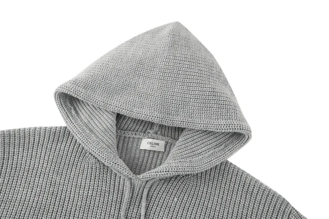 🅿️560 exclusive supply] Celine 22FW patch hooded sweater (grey). The original version was purchased and developed for 12,500. The fabric is made of 75 wool 25 angora rabbit fur that is closest to the original version. It is made of customized expanded blended wool. The upper body is comfortable and soft, and the weight is 700 grams. It is made of imported Stoll weaving with clear texture and 7-needle double ingot stitching method. The imported thickened felt cloth on the front chest is embroidered with letters using laser embroidery technology. High-energy laser beams are used for fine cutting and embroidery on the fabric. The letter material is made of wool superfiber positioning laser embroidery, which combines the strength of wool. Natural softness and durability of microfiber, the laser beam is used to precisely embroider at designated positions to achieve a highly precise embroidery effect. The letters have smooth lines and clear edges. The felt must be washed after embroidery to make it fluffy and more coordinated with the clothes. Thin felt is used for embroidery on the market and cannot be washed. Customized letter engraved white alloy tail clip, custom-woven and dyed cotton textured round rope, complete three-label accessories, OS loose version design, different from the market version. Size:S-M-L