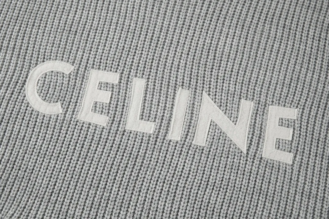 🅿️560 exclusive supply] Celine 22FW patch hooded sweater (grey). The original version was purchased and developed for 12,500. The fabric is made of 75 wool 25 angora rabbit fur that is closest to the original version. It is made of customized expanded blended wool. The upper body is comfortable and soft, and the weight is 700 grams. It is made of imported Stoll weaving with clear texture and 7-needle double ingot stitching method. The imported thickened felt cloth on the front chest is embroidered with letters using laser embroidery technology. High-energy laser beams are used for fine cutting and embroidery on the fabric. The letter material is made of wool superfiber positioning laser embroidery, which combines the strength of wool. Natural softness and durability of microfiber, the laser beam is used to precisely embroider at designated positions to achieve a highly precise embroidery effect. The letters have smooth lines and clear edges. The felt must be washed after embroidery to make it fluffy and more coordinated with the clothes. Thin felt is used for embroidery on the market and cannot be washed. Customized letter engraved white alloy tail clip, custom-woven and dyed cotton textured round rope, complete three-label accessories, OS loose version design, different from the market version. Size:S-M-L