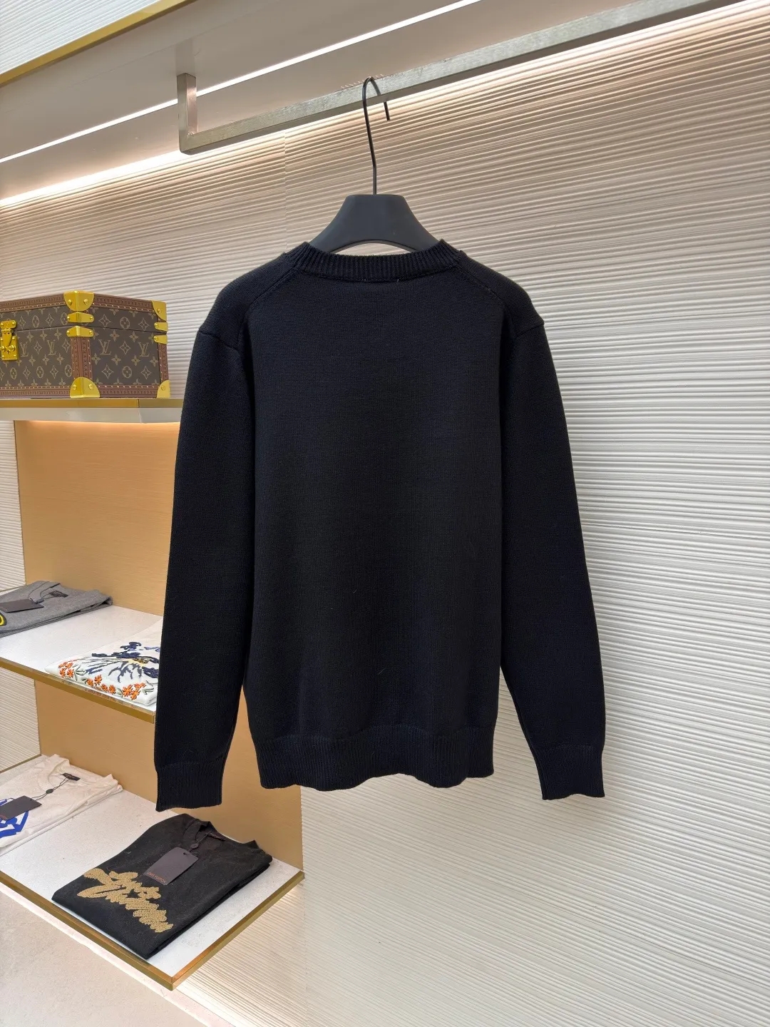 Celine Arc de Triomphe jacquard knitted pullover ●Item number: 1681934-A75 ●Fabric: wool blended fabric ●Technology: jacquard knitting ●Color: black ●Version: fitted version ●Weight: about 535 grams ●Size: S-M-L-XL ●Description: Made of 30% wool, 70% cotton. Partial intarsia craftsmanship, imported 12-knit fabric. The entire garment takes 120 minutes to complete. Garment washing - removal of wool impurities - color fixation - fixed version. This model is CELINE's 2026 new masterpiece. The chest is embellished with partial intarsia of the Arc de Triomphe, adding a new design style. Wool 30% 70% cotton yarn. Not machine washable - do not rinse. The overall wiring is straight and delicate, the fabric is comfortable and soft, and the color is consistent without color difference. It can be matched with the same style to create a fashionable look and control various occasions. Customized accessories, complete with three standards, same style for men and women!