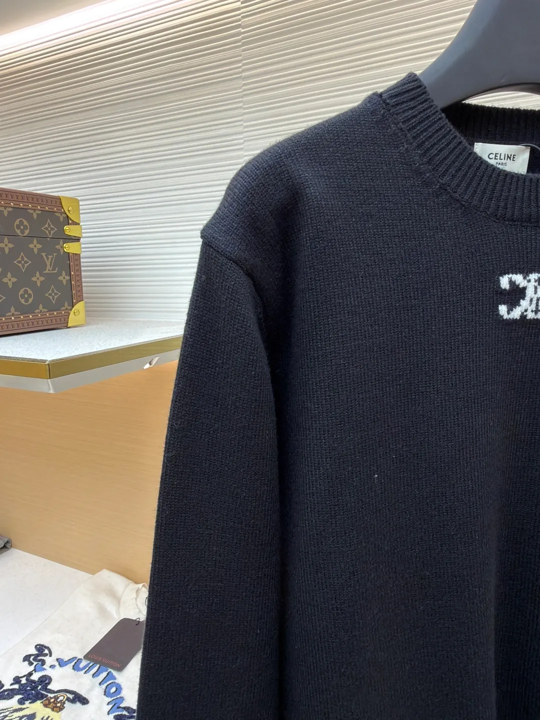 Celine Arc de Triomphe jacquard knitted pullover ●Item number: 1681934-A75 ●Fabric: wool blended fabric ●Technology: jacquard knitting ●Color: black ●Version: fitted version ●Weight: about 535 grams ●Size: S-M-L-XL ●Description: Made of 30% wool, 70% cotton. Partial intarsia craftsmanship, imported 12-knit fabric. The entire garment takes 120 minutes to complete. Garment washing - removal of wool impurities - color fixation - fixed version. This model is CELINE's 2026 new masterpiece. The chest is embellished with partial intarsia of the Arc de Triomphe, adding a new design style. Wool 30% 70% cotton yarn. Not machine washable - do not rinse. The overall wiring is straight and delicate, the fabric is comfortable and soft, and the color is consistent without color difference. It can be matched with the same style to create a fashionable look and control various occasions. Customized accessories, complete with three standards, same style for men and women!