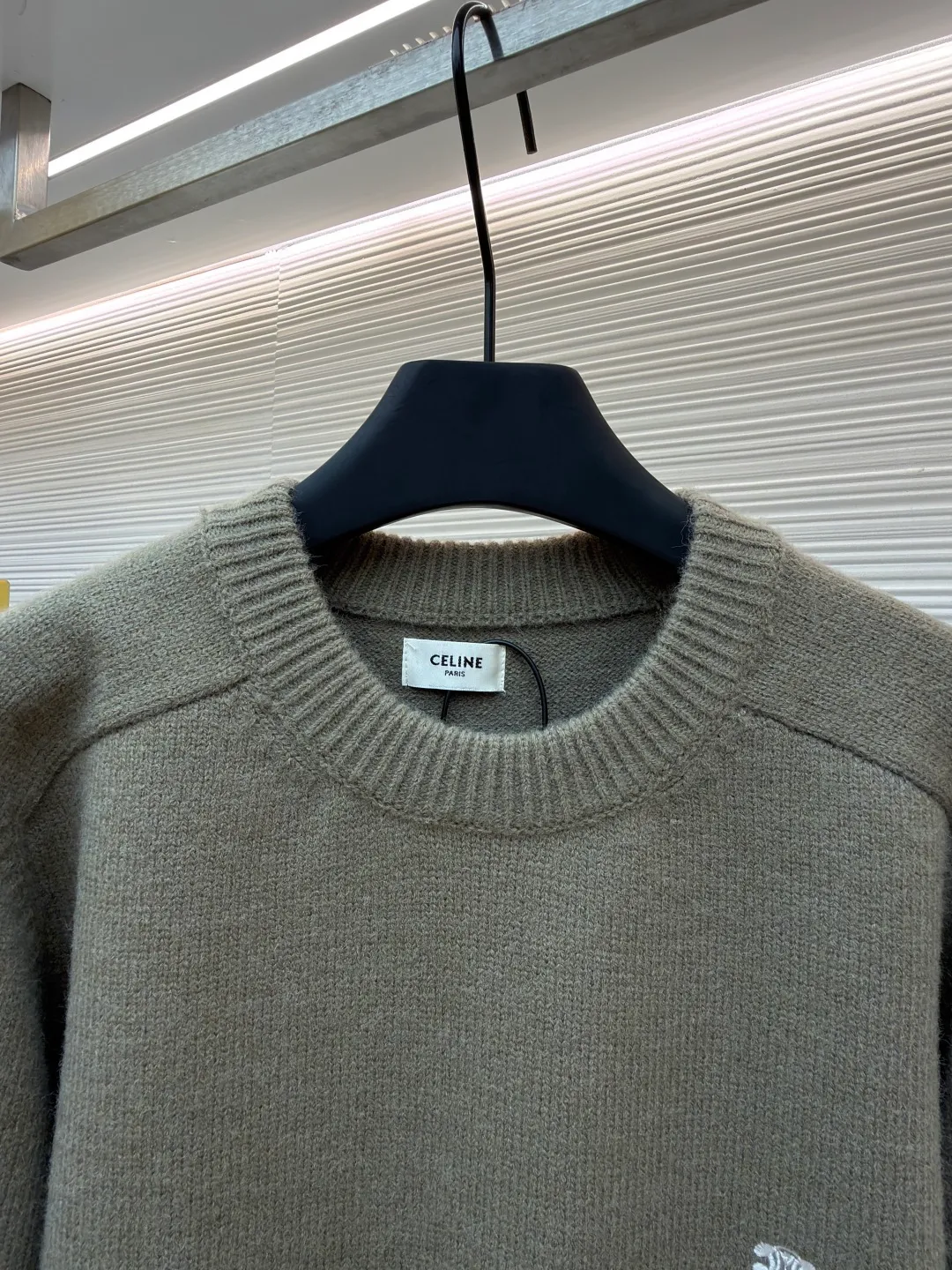 Celine Arc de Triomphe embroidered logo sweater ●Original version: 9900 purchase and development ●Item number: 1681301-A45 ●Fabric: wool blended fabric ●Technology: 3D embroidery production ●Color: green ●Version: fitted version ●Weight: about 630 grams ●Size: S-M-L-XL ●Description: Made of 35% wool, 15% cashmere, 50% cotton yarn. This fabric is soft and has a three-dimensional shape that won't change shape after being worn for a long time. The embroidery uses 3D three-dimensional embroidery, and the chest is embellished with the Arc de Triomphe embroidered logo. This style is machine-knitted with 7 needles, and the high-density thick stitching ensures warmth. Later process: washing and color fixation - fixed version - wool impurities. The overall wiring is straight and delicate, the fabric is comfortable and soft, and the color is consistent without color difference. It can be matched with the same style to create a fashionable look and control various occasions. Customized accessories, complete with three standards, same style for men and women!