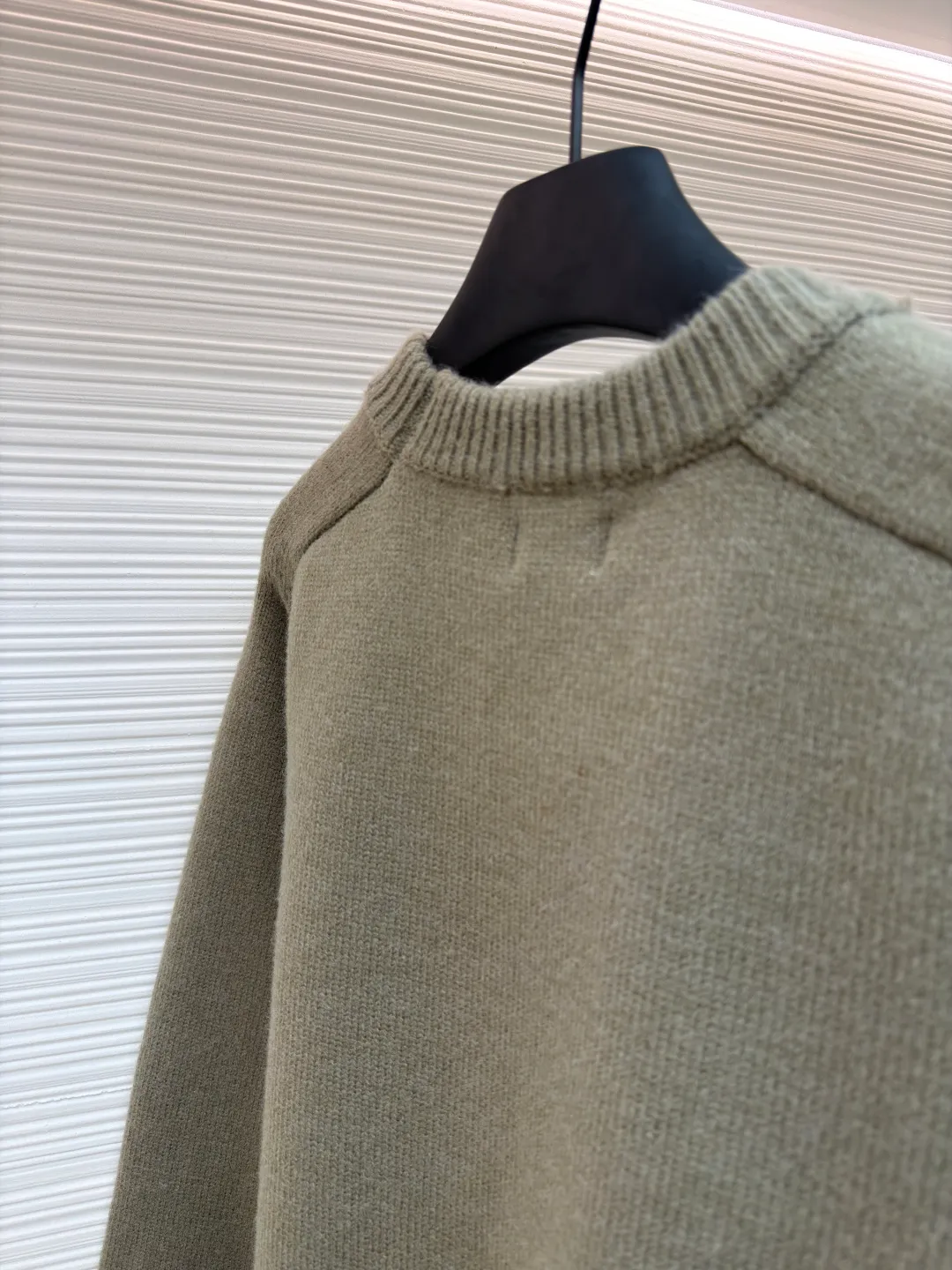 Celine Arc de Triomphe embroidered logo sweater ●Original version: 9900 purchase and development ●Item number: 1681301-A45 ●Fabric: wool blended fabric ●Technology: 3D embroidery production ●Color: green ●Version: fitted version ●Weight: about 630 grams ●Size: S-M-L-XL ●Description: Made of 35% wool, 15% cashmere, 50% cotton yarn. This fabric is soft and has a three-dimensional shape that won't change shape after being worn for a long time. The embroidery uses 3D three-dimensional embroidery, and the chest is embellished with the Arc de Triomphe embroidered logo. This style is machine-knitted with 7 needles, and the high-density thick stitching ensures warmth. Later process: washing and color fixation - fixed version - wool impurities. The overall wiring is straight and delicate, the fabric is comfortable and soft, and the color is consistent without color difference. It can be matched with the same style to create a fashionable look and control various occasions. Customized accessories, complete with three standards, same style for men and women!