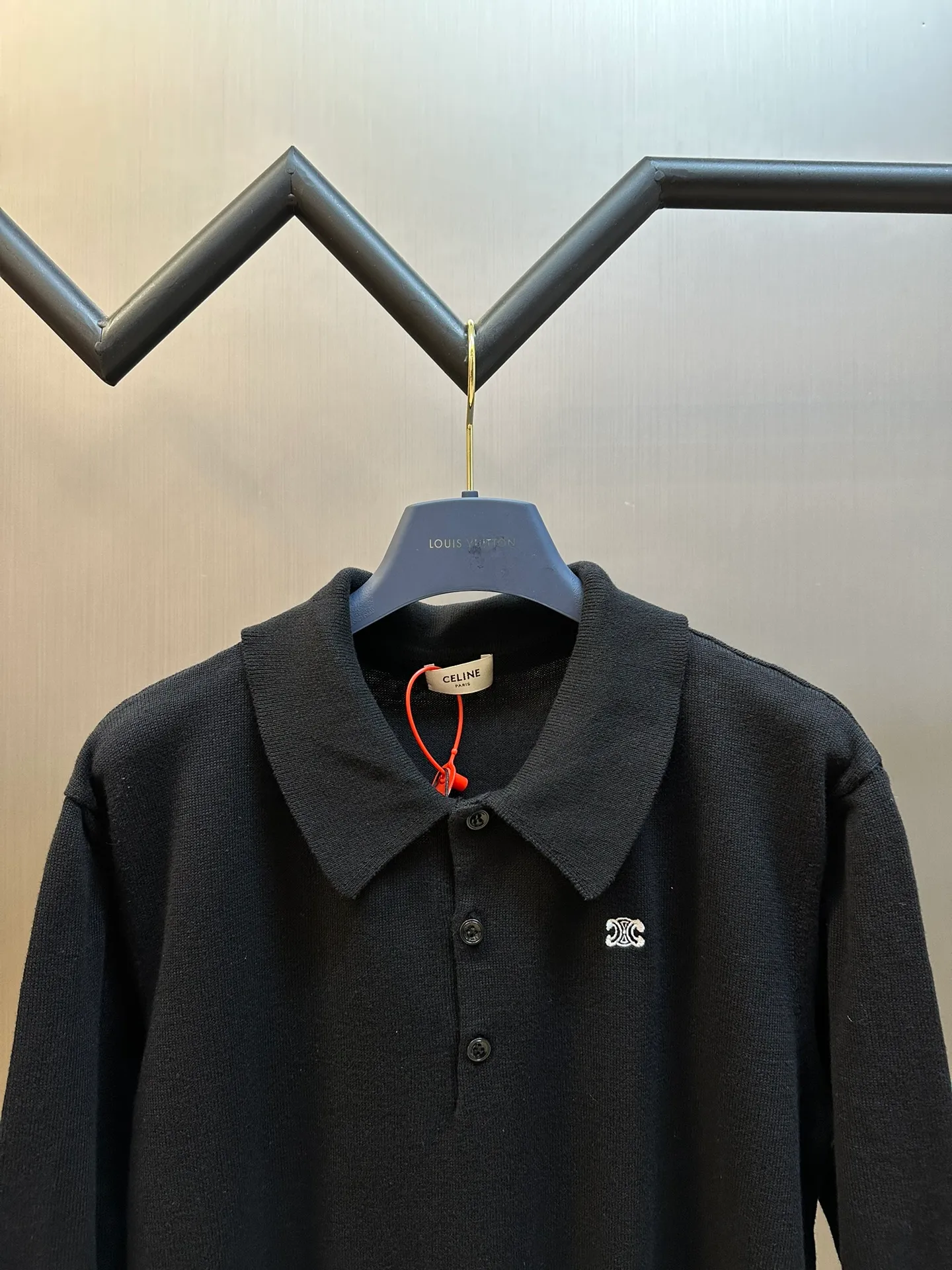 🅿️350 Celine Arc de Triomphe short-sleeved polo shirt. Custom-woven fine seven-needle woolen fabric. The iconic Celine Arc de Triomphe logo embellishes the front. It is sublimated by combining the logo sweater with the Polo shirt. The three-dimensional silhouette optimizes body proportions. Every strand of fiber contains low-key luxury.  Adopt imported machine embroidery technology, use advanced computer control systems and precision mechanical components to realize the Arc de Triomphe embroidery operation. Using three-dimensional seam stitching, it uses a specific sewing method at the seams to make the clothing more three-dimensional and fit the body.  The garment washing water is softened and deodorized using professional washing equipment and specific detergents to deeply clean and deodorize the clothes, improving the feel and appearance of the clothes.  size：S M L XL