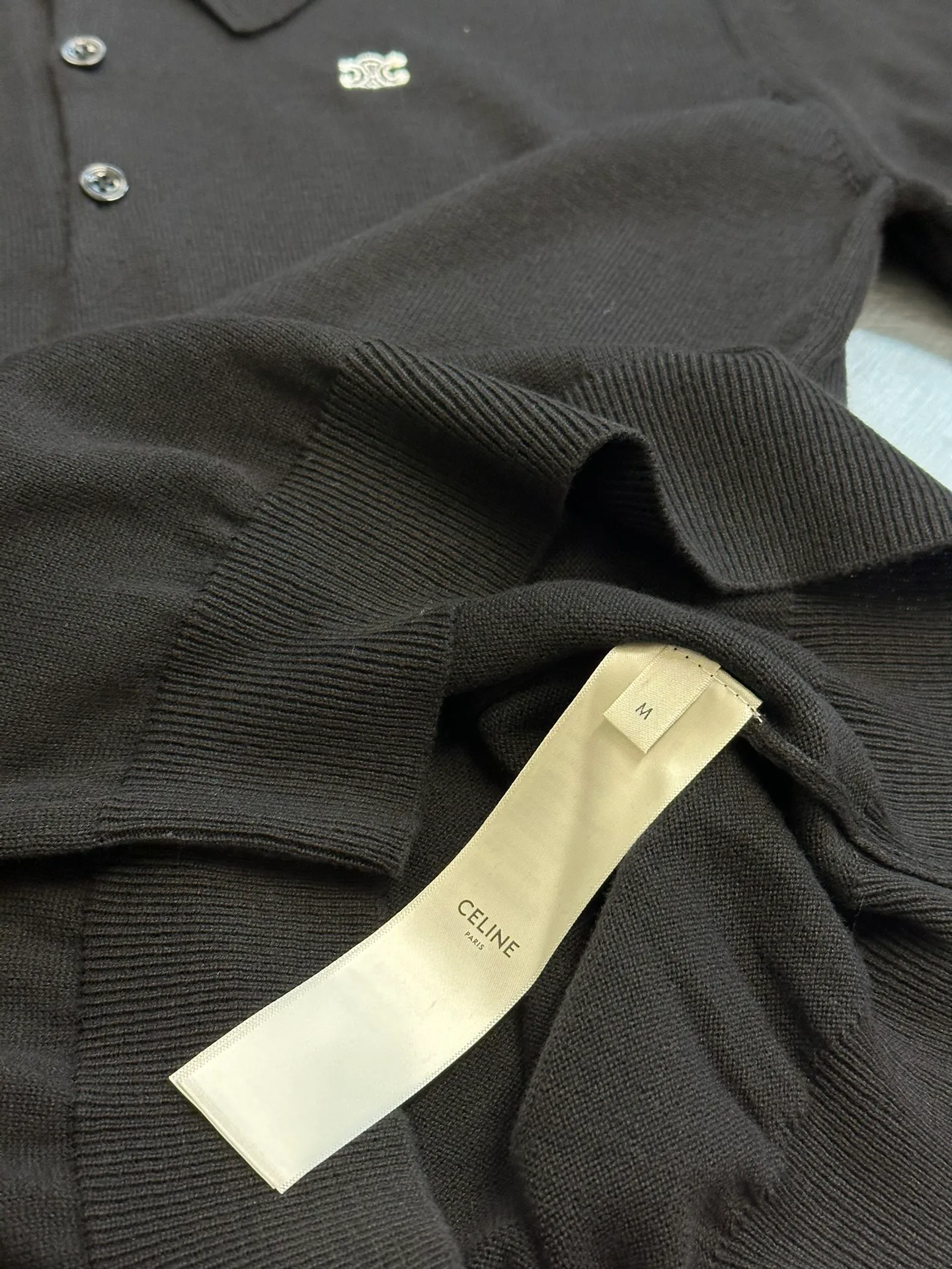 🅿️350 Celine Arc de Triomphe short-sleeved polo shirt. Custom-woven fine seven-needle woolen fabric. The iconic Celine Arc de Triomphe logo embellishes the front. It is sublimated by combining the logo sweater with the Polo shirt. The three-dimensional silhouette optimizes body proportions. Every strand of fiber contains low-key luxury.  Adopt imported machine embroidery technology, use advanced computer control systems and precision mechanical components to realize the Arc de Triomphe embroidery operation. Using three-dimensional seam stitching, it uses a specific sewing method at the seams to make the clothing more three-dimensional and fit the body.  The garment washing water is softened and deodorized using professional washing equipment and specific detergents to deeply clean and deodorize the clothes, improving the feel and appearance of the clothes.  size：S M L XL