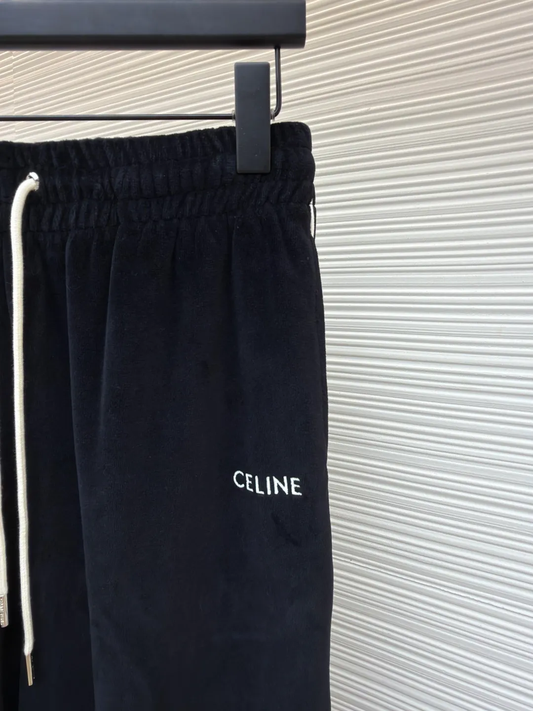 CELINE velvet letter trousers ●Original version: Purchased and developed for 9300 ●Item number: 1681638-A85 ●Fabric: velvet fabric ●Technology: Pressed production ●Color: black ●Version: fitted version ●Weight: about 465 grams ●Size: XS-S-M-L ●Description: The fabric is made of 80% cotton + 20% polyester blended plain fabric. The AB color swatch is printed according to the Y version, and the bulk fabric is ordered and dyed. The loops on the surface of the fabric are raised by a 24-pipe napping machine. After raising, the pile is suctioned and cut. The pile height is 0.3cm according to the Y version. The pile components are all 100%. It is made of 100% cotton yarn and is breathable and anti-static. It is different from the low-end version of the all-polyester fleece fabric on the market. The front panel is embroidered with a Tajima embroidery machine imported from Japan. The cotton mercerized thread is embroidered in multiple layers to create a three-dimensional small chapter flower. The bottom is equipped with a TPU film. It is manually positioned, pressed and fixed on the cut piece using a constant temperature embossing machine. The overall wiring is straight and delicate, the fabric is comfortable and soft, and the color is consistent without color difference. It can be matched with the same style to create a fashionable look and control various occasions. Customized accessories, complete with three standards, same style for men and women!