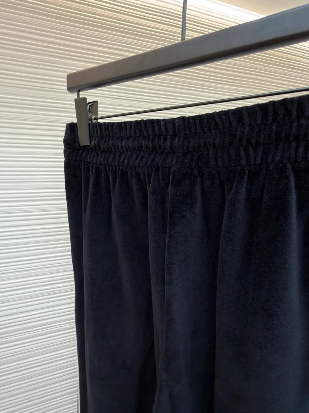 CELINE velvet letter trousers ●Original version: Purchased and developed for 9300 ●Item number: 1681638-A85 ●Fabric: velvet fabric ●Technology: Pressed production ●Color: black ●Version: fitted version ●Weight: about 465 grams ●Size: XS-S-M-L ●Description: The fabric is made of 80% cotton + 20% polyester blended plain fabric. The AB color swatch is printed according to the Y version, and the bulk fabric is ordered and dyed. The loops on the surface of the fabric are raised by a 24-pipe napping machine. After raising, the pile is suctioned and cut. The pile height is 0.3cm according to the Y version. The pile components are all 100%. It is made of 100% cotton yarn and is breathable and anti-static. It is different from the low-end version of the all-polyester fleece fabric on the market. The front panel is embroidered with a Tajima embroidery machine imported from Japan. The cotton mercerized thread is embroidered in multiple layers to create a three-dimensional small chapter flower. The bottom is equipped with a TPU film. It is manually positioned, pressed and fixed on the cut piece using a constant temperature embossing machine. The overall wiring is straight and delicate, the fabric is comfortable and soft, and the color is consistent without color difference. It can be matched with the same style to create a fashionable look and control various occasions. Customized accessories, complete with three standards, same style for men and women!