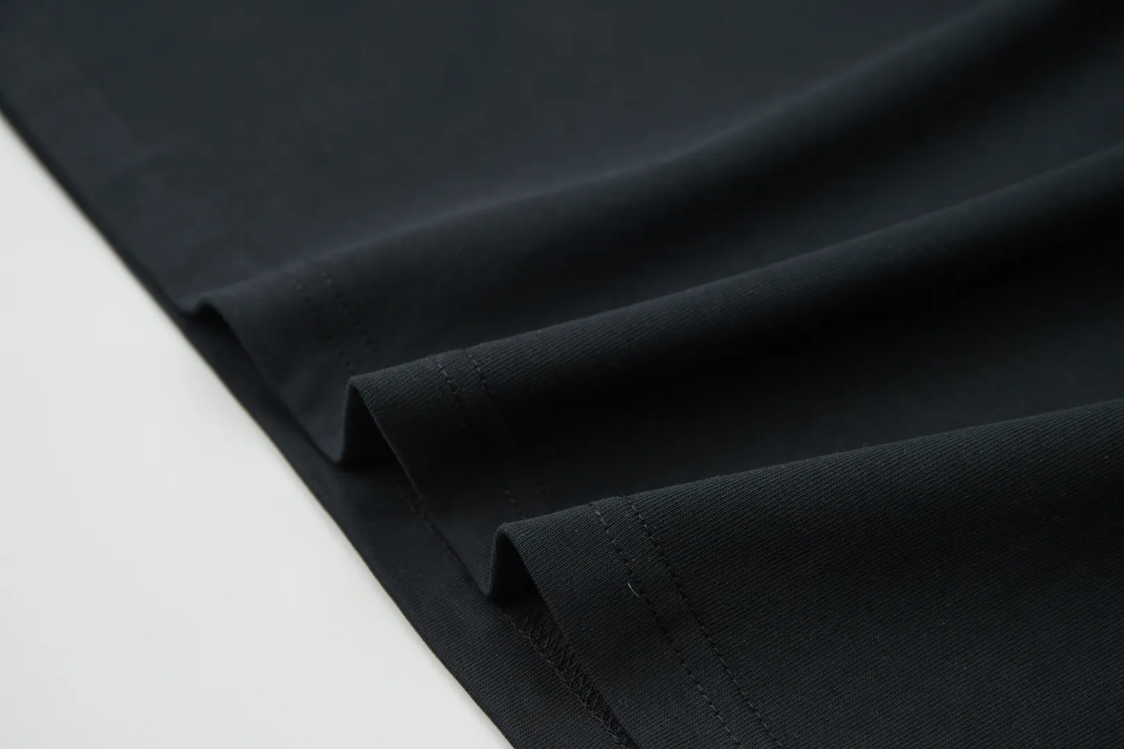 🅿️200 ✨CEL✨🆕25SS spring and summer new short-sleeved style, light luxury, a must-have item for daily commuting for men and women, correct version, welcome to compare, detailed features · 260g 100% pure cotton double yarn jersey fabric · Custom dyed in the same cylinder, special thickened 32 double-ply 1X1 threads · Double-needle stitching and cross-stitch technology · Original main mark, washed tag, brand moisture-proof paper packaging Color: white/black/grey Size: S/M/L/XL