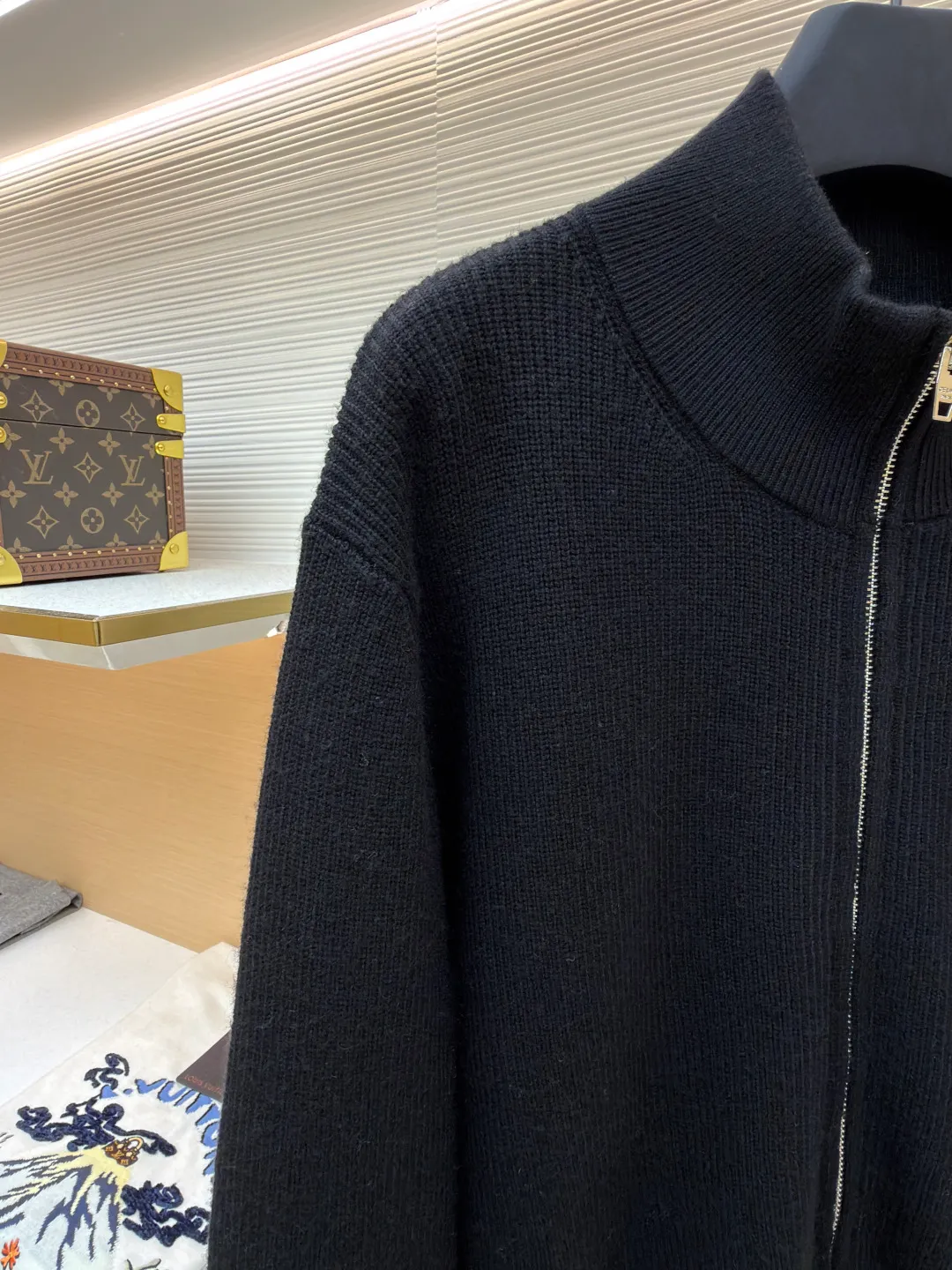 Celine Arc de Triomphe sweater jacket ●Authentic product: purchased and developed for 12500 ●Item number: 1680029-B60 ●Fabric: wool fabric ●Technology: knitted embroidery production ●Version: fitted version ●Weight: about 895 grams ●Size: S-M-L-XL ●Description: Comfortable and close to the skin. With a touch of deep black as the base, the ultimate fusion of depth and nobility. Iconic Celine The Arc de Triomphe logo embellishes the front, the simple and smooth zipper lines, the harmony of sophistication and dynamics, showing off taste in silence. With its unparalleled versatility, it has become an enduring classic in the fashion industry. It adopts imported machine embroidery technology and uses advanced computer control systems and precision mechanical components to realize the Arc de Triomphe embroidery operation with high precision and smooth and delicate lines. The overall wiring is straight and delicate, the fabric is comfortable and soft, and the color is consistent without color difference. It can be matched with the same style to create a fashionable look and control various occasions. Customized accessories, complete with three standards, same style for men and women!