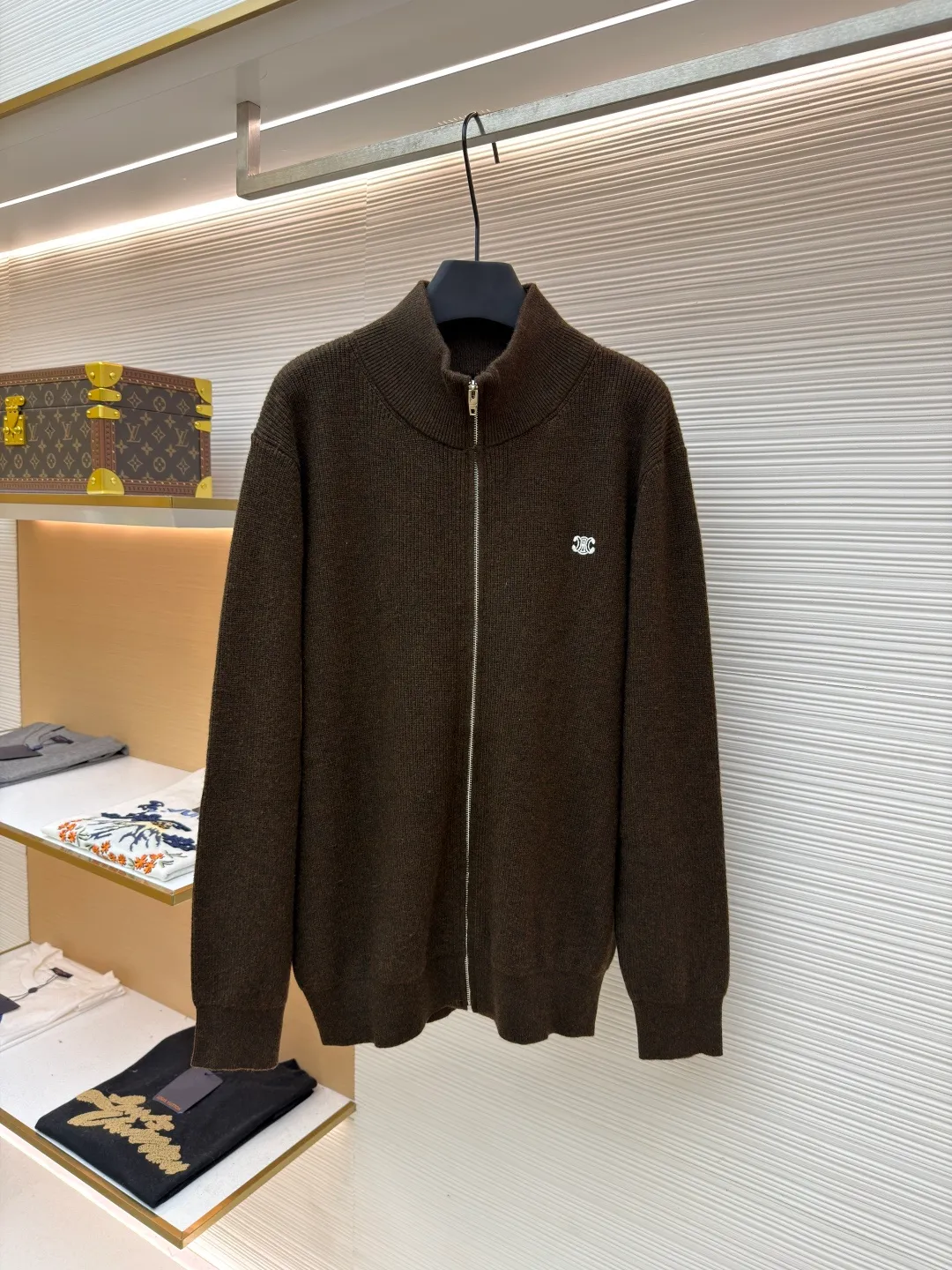 Celine Arc de Triomphe sweater jacket ●Authentic product: Purchased and developed by 9868 ●Item number: 1681736-B60 ●Fabric: wool fabric ●Technology: knitted embroidery production ●Version: Fitted version ●Weight: about 585 grams ●Size: S-M-L-XL ●Description: Comfortable and close to the skin With a touch of deep black as the base, the ultimate fusion of depth and nobility. The iconic Celine Arc de Triomphe logo embellishes the front The simple and smooth zipper lines, the harmony of sophistication and dynamics, show off the taste in silence. With its unparalleled versatility, it has become an enduring classic in the fashion industry. It adopts imported machine embroidery technology, uses advanced computer control systems and precise mechanical components to realize the Arc de Triomphe embroidery operation with high precision and smooth and delicate lines. The overall wiring is straight and delicate, the fabric is comfortable and soft, and the color is consistent without color difference. It can be matched with the same style to create a fashionable look and control various occasions. Customized accessories, complete with three standards, same style for men and women!