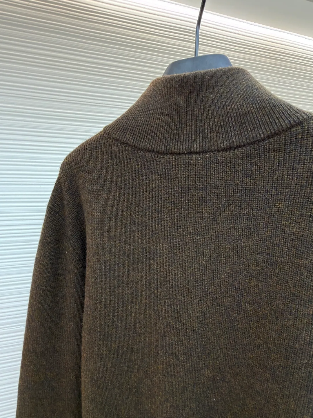 Celine Arc de Triomphe sweater jacket ●Authentic product: Purchased and developed by 9868 ●Item number: 1681736-B60 ●Fabric: wool fabric ●Technology: knitted embroidery production ●Version: Fitted version ●Weight: about 585 grams ●Size: S-M-L-XL ●Description: Comfortable and close to the skin With a touch of deep black as the base, the ultimate fusion of depth and nobility. The iconic Celine Arc de Triomphe logo embellishes the front The simple and smooth zipper lines, the harmony of sophistication and dynamics, show off the taste in silence. With its unparalleled versatility, it has become an enduring classic in the fashion industry. It adopts imported machine embroidery technology, uses advanced computer control systems and precise mechanical components to realize the Arc de Triomphe embroidery operation with high precision and smooth and delicate lines. The overall wiring is straight and delicate, the fabric is comfortable and soft, and the color is consistent without color difference. It can be matched with the same style to create a fashionable look and control various occasions. Customized accessories, complete with three standards, same style for men and women!