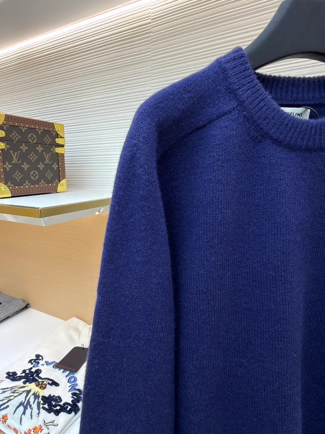 Celine Arc de Triomphe embroidered logo sweater ●Original version: Purchased and developed for 9900 ●Item number: 1681299-A45 ●Fabric: wool blended fabric ●Technology: 3D embroidery production ●Color: royal blue ●Version: fitted version ●Weight: about 720 grams ●Size: S-M-L-XL ●Description: Made of 35% wool, 15% cashmere, 50% cotton yarn. This fabric is soft and has a three-dimensional shape that won't change shape after being worn for a long time. The embroidery uses 3D three-dimensional embroidery, and the chest is embellished with the Arc de Triomphe embroidered logo. This style is machine-knitted with 7 needles, and the high-density thick stitching ensures warmth. Later process: washing and color fixation - fixed version - wool impurities. The overall wiring is straight and delicate, the fabric is comfortable and soft, and the color is consistent without color difference. It can be matched with the same style to create a fashionable look and control various occasions. Customized accessories, complete with three standards, same style for men and women!