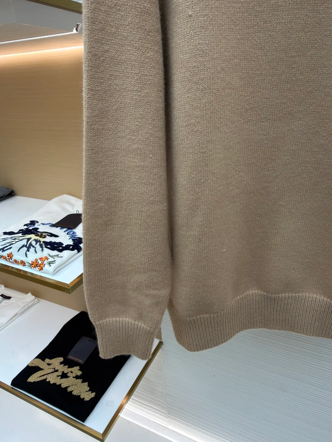 Celine Arc de Triomphe embroidered logo sweater ●Original version: Purchased and developed for 9900 ●Item number: 1681302-A45 ●Fabric: wool blended fabric ●Technology: 3D embroidery production ●Color: Khaki ●Version: Fitted version ●Weight: about 650 grams ●Size: S-M-L-XL ●Description: Made of 35% wool, 15% cashmere, 50% cotton yarn. This fabric is soft and has a three-dimensional shape that won't change shape after being worn for a long time. The embroidery uses 3D three-dimensional embroidery, and the chest is embellished with the Arc de Triomphe embroidered logo. This style is machine-knitted with 7 needles, and the high-density thick stitching ensures warmth. Later process: washing and color fixation - fixed version - wool impurities. The overall wiring is straight and delicate, the fabric is comfortable and soft, and the color is consistent without color difference. It can be matched with the same style to create a fashionable look and control various occasions. Customized accessories, complete with three standards, same style for men and women!