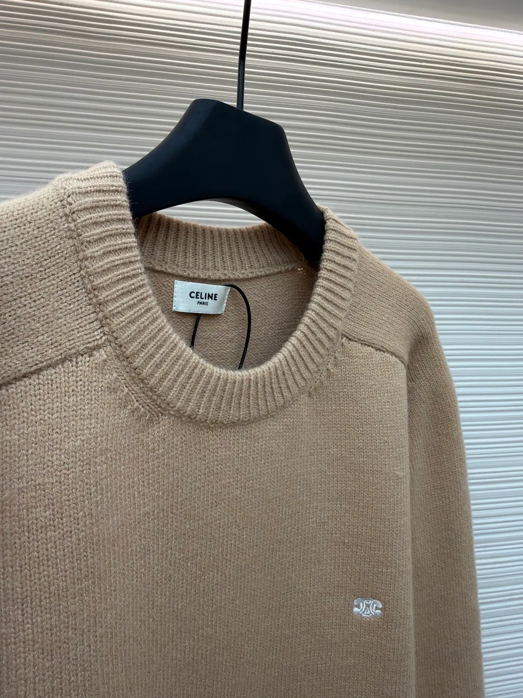 Celine Arc de Triomphe embroidered logo sweater ●Original version: Purchased and developed for 9900 ●Item number: 1681302-A45 ●Fabric: wool blended fabric ●Technology: 3D embroidery production ●Color: Khaki ●Version: Fitted version ●Weight: about 650 grams ●Size: S-M-L-XL ●Description: Made of 35% wool, 15% cashmere, 50% cotton yarn. This fabric is soft and has a three-dimensional shape that won't change shape after being worn for a long time. The embroidery uses 3D three-dimensional embroidery, and the chest is embellished with the Arc de Triomphe embroidered logo. This style is machine-knitted with 7 needles, and the high-density thick stitching ensures warmth. Later process: washing and color fixation - fixed version - wool impurities. The overall wiring is straight and delicate, the fabric is comfortable and soft, and the color is consistent without color difference. It can be matched with the same style to create a fashionable look and control various occasions. Customized accessories, complete with three standards, same style for men and women!