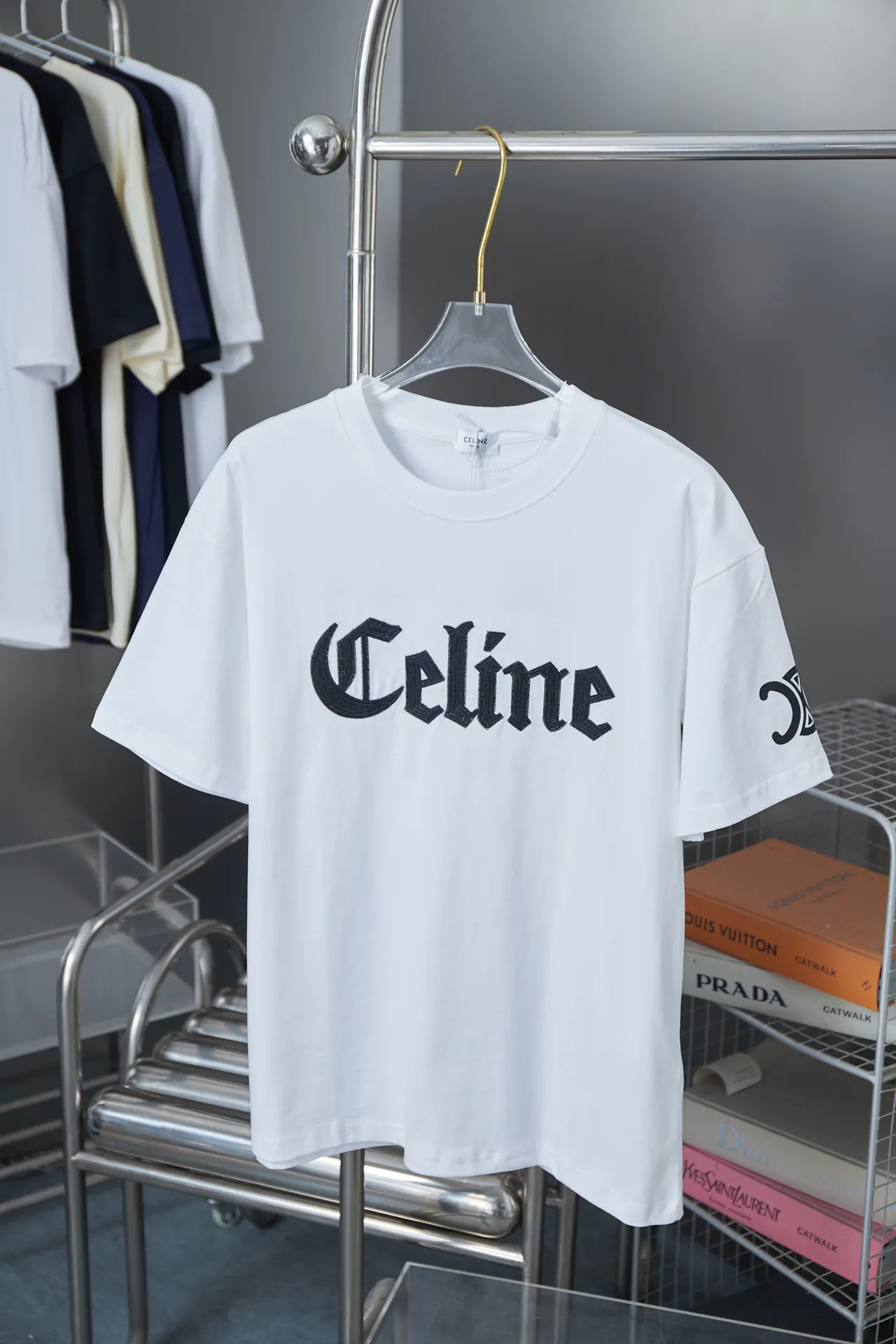 🅿️180 CELIN* 25SS early spring new style embroidered letter printed short sleeves, light luxury, essential item for daily commuting for men and women, correct version, welcome to compare, detailed features · 320g 100% pure cotton double yarn jersey fabric · Custom dyed in the same cylinder, special thickened 32 pieces double-strand 1X1 thread · Needle embroidered letter logo on the front. Classic icon screen printing on the sleeves · Double-needle sewing and cross-seam technology · Original main mark, washed tag, brand moisture-proof paper packaging Color: black/white Size: S/M/L/XL