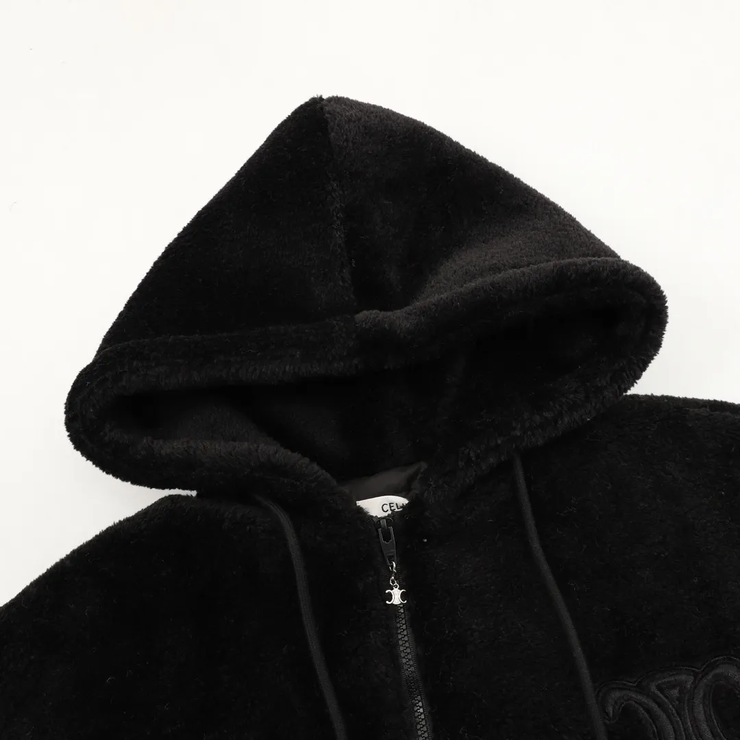 🅿️570 CELINE Arc de Triomphe Suede Cotton Jacket The polyester filament is passed through a circular knitting machine, and the warp and weft yarns are woven into each other into a double-sided knitted structure. The front and back are flat loops. The polar fleece fabric is formed after a series of processes such as dyeing, raising, carding, shearing, and polarization. The suede texture is soft and the fiber characteristics make it almost non-absorbent. It can quickly drain sweat to the outer layer of the fabric and evaporate quickly, maintaining good breathability. The suede surface can lock the air and form a stagnant air layer around the body, effectively preventing heat loss and providing good warmth retention properties. Using quilted cannage pattern, the seamstress precisely adjusts the speed of the machine and stitch density, so that the stitches are smooth and even during the operation. After completion, regular diagonal quilting lines will be formed, which will inadvertently enhance the overall texture when putting it on and taking it off. The fabric and padding material are tightly fixed to the frame of the embroidery machine. The embroidery machine uses sparse stitches along the padding layer's pattern to outline the filling area of ​​the pattern, and then runs the overlay layer's pattern, using dense stitches to perfectly cover the foam padding layer, thus forming a slightly raised Arc de Triomphe shape. After final finishing, the edges of the patch are burr-free and the pattern is clear. Size：XS-L