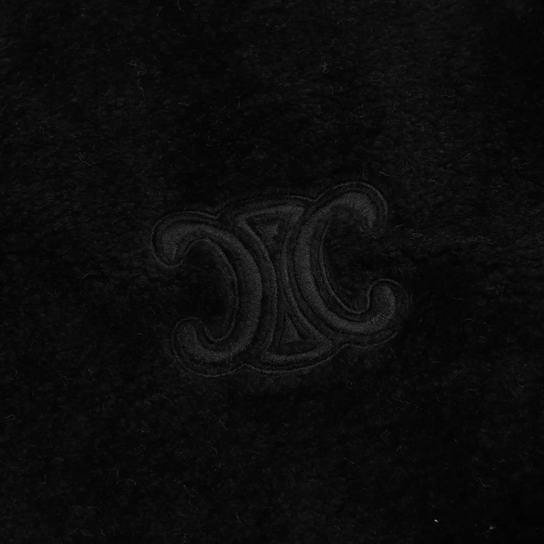 🅿️570 CELINE Arc de Triomphe Suede Cotton Jacket The polyester filament is passed through a circular knitting machine, and the warp and weft yarns are woven into each other into a double-sided knitted structure. The front and back are flat loops. The polar fleece fabric is formed after a series of processes such as dyeing, raising, carding, shearing, and polarization. The suede texture is soft and the fiber characteristics make it almost non-absorbent. It can quickly drain sweat to the outer layer of the fabric and evaporate quickly, maintaining good breathability. The suede surface can lock the air and form a stagnant air layer around the body, effectively preventing heat loss and providing good warmth retention properties. Using quilted cannage pattern, the seamstress precisely adjusts the speed of the machine and stitch density, so that the stitches are smooth and even during the operation. After completion, regular diagonal quilting lines will be formed, which will inadvertently enhance the overall texture when putting it on and taking it off. The fabric and padding material are tightly fixed to the frame of the embroidery machine. The embroidery machine uses sparse stitches along the padding layer's pattern to outline the filling area of ​​the pattern, and then runs the overlay layer's pattern, using dense stitches to perfectly cover the foam padding layer, thus forming a slightly raised Arc de Triomphe shape. After final finishing, the edges of the patch are burr-free and the pattern is clear. Size：XS-L