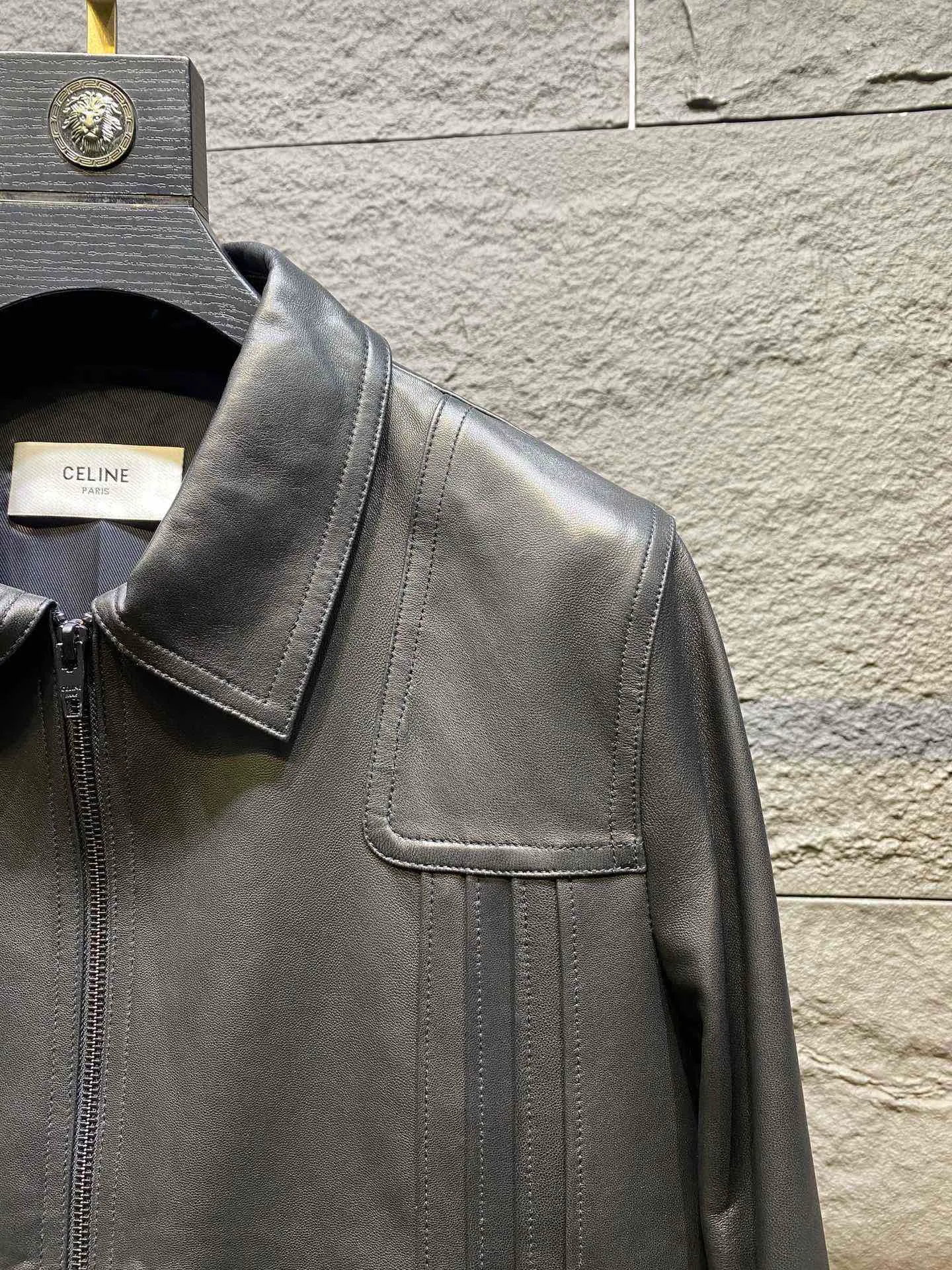 🅿️3100 Celine men's fabric is made of high-quality sheepskin. The cupro silk lining is used on the inside to enhance the quality of the whole piece. The upper body is very handsome. It is classic and never goes out of style. Sizes 48 to 56