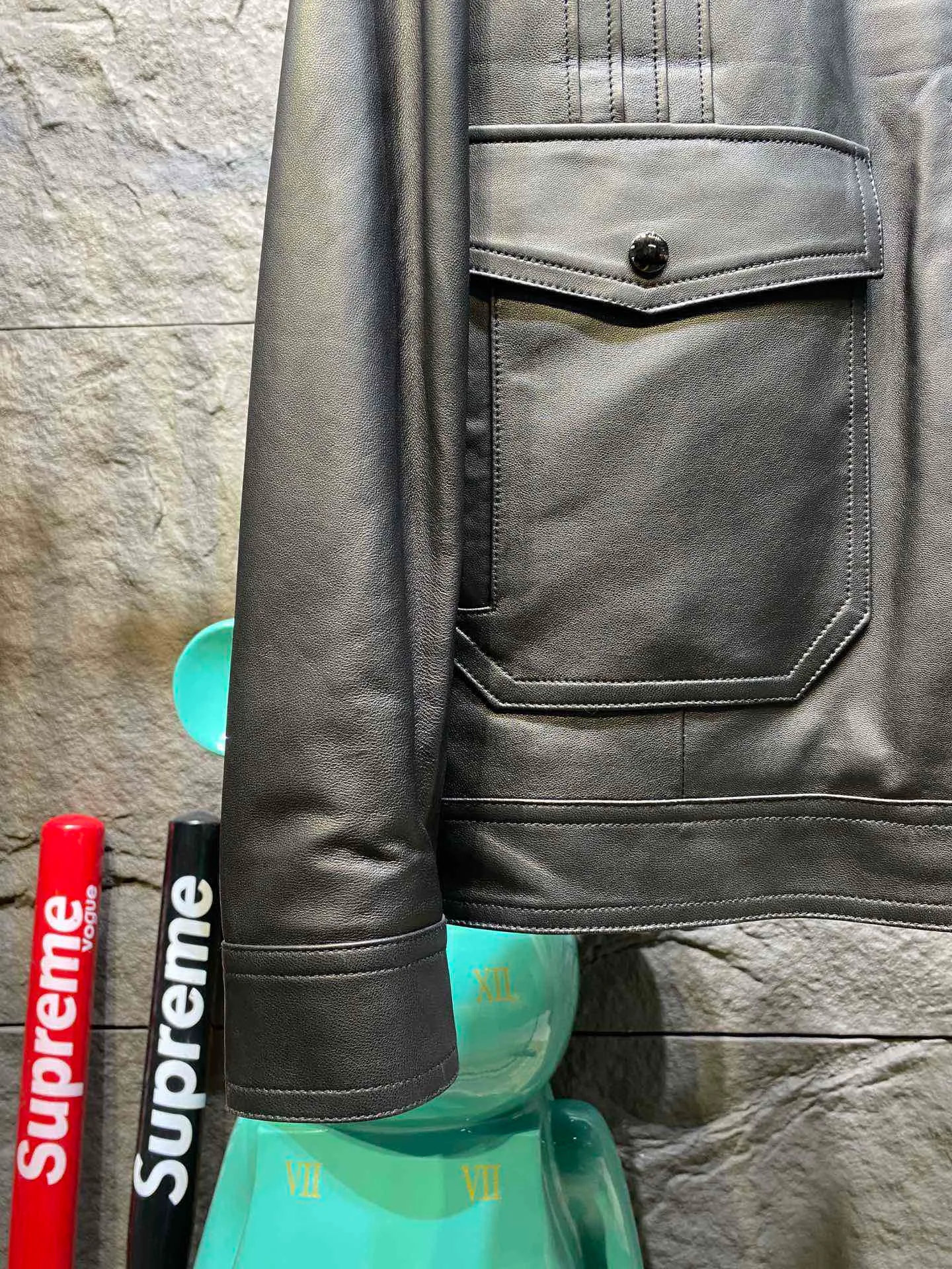 🅿️3100 Celine men's fabric is made of high-quality sheepskin. The cupro silk lining is used on the inside to enhance the quality of the whole piece. The upper body is very handsome. It is classic and never goes out of style. Sizes 48 to 56