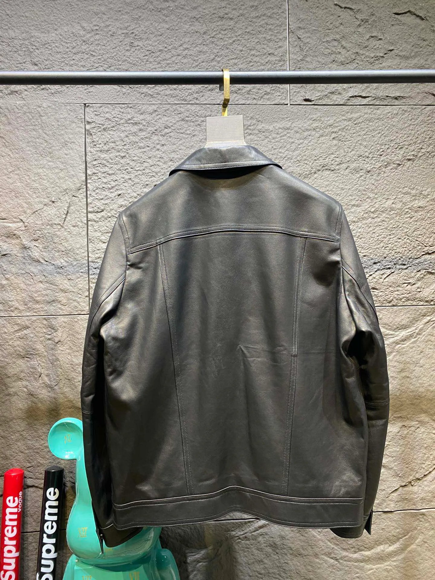 🅿️3100 Celine men's fabric is made of high-quality sheepskin. The cupro silk lining is used on the inside to enhance the quality of the whole piece. The upper body is very handsome. It is classic and never goes out of style. Sizes 48 to 56