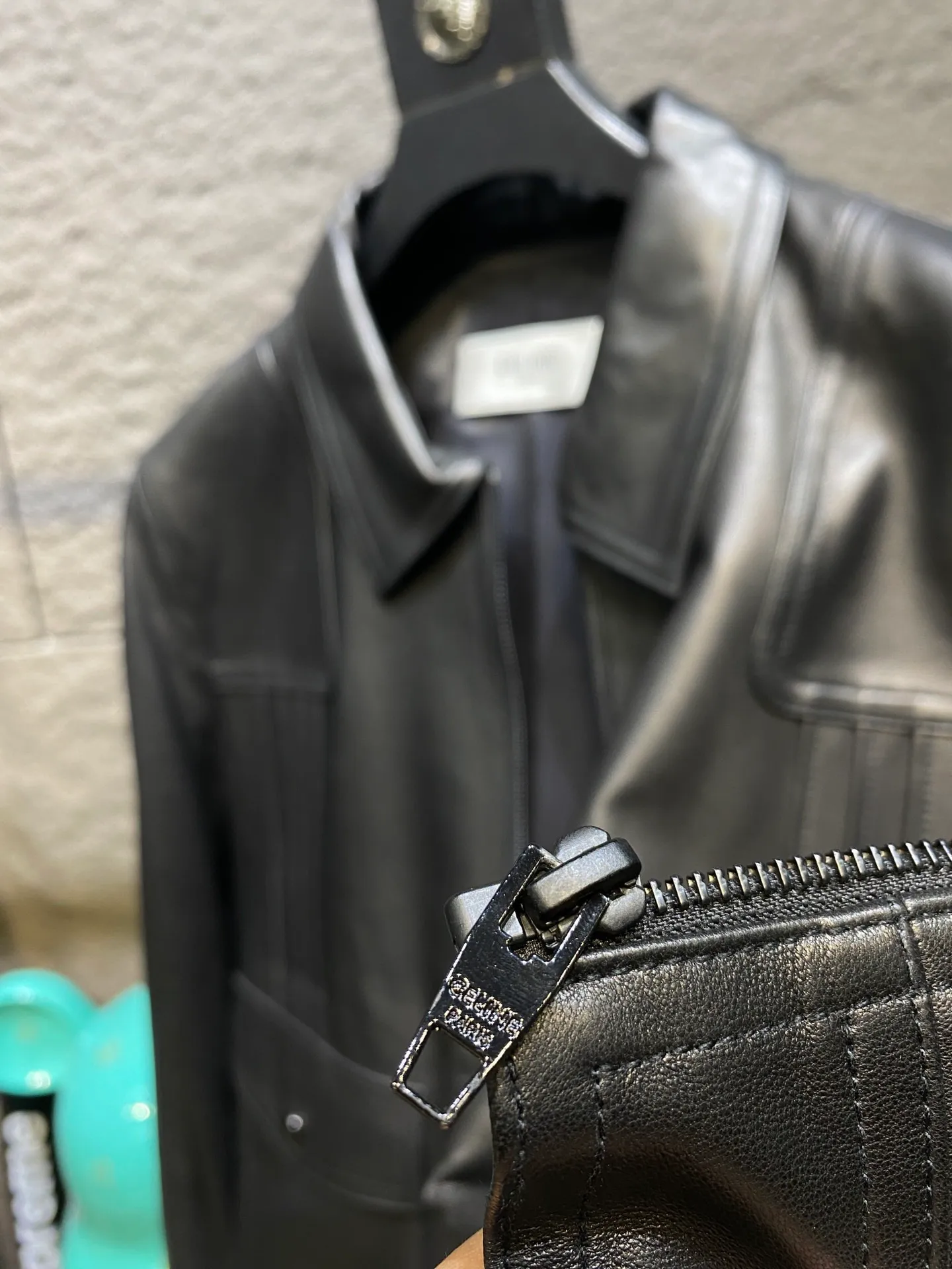 🅿️3100 Celine men's fabric is made of high-quality sheepskin. The cupro silk lining is used on the inside to enhance the quality of the whole piece. The upper body is very handsome. It is classic and never goes out of style. Sizes 48 to 56