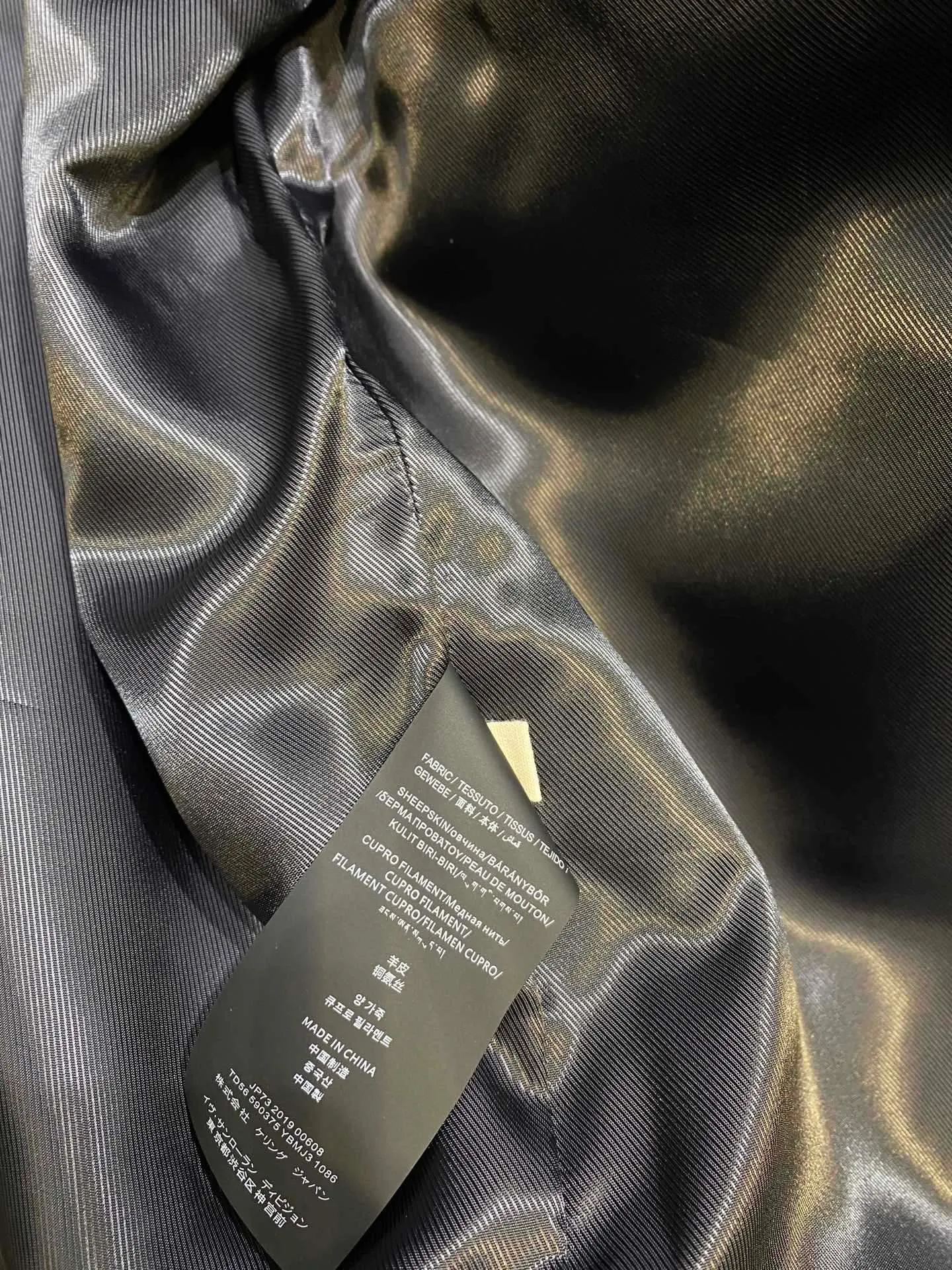 🅿️3100 Celine men's fabric is made of high-quality sheepskin. The cupro silk lining is used on the inside to enhance the quality of the whole piece. The upper body is very handsome. It is classic and never goes out of style. Sizes 48 to 56