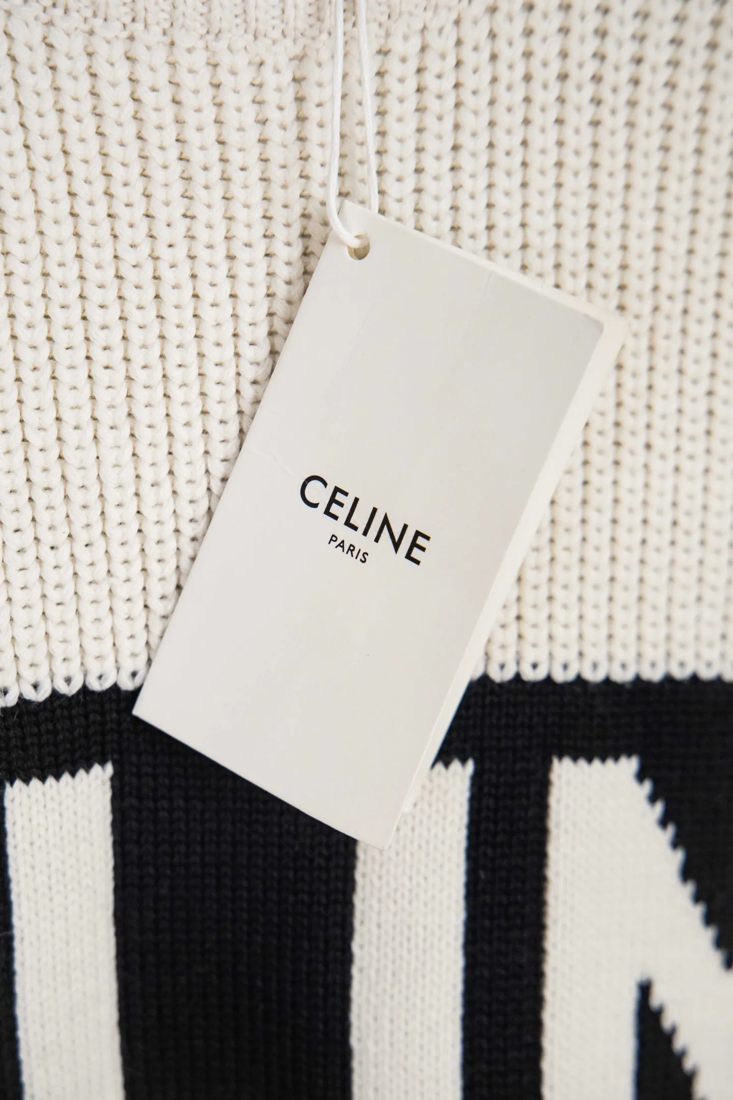 🅿️270 Style number: M254 CELINE black and white thick striped letter crew neck sweater. The fabric is made of 80% wool and has good warmth and elasticity. Wool sweaters are soft and thick, and the fabric's fibers lock tightly to trap warmth. In addition, wool also has a certain degree of hygroscopicity, making it less likely to feel stuffy when worn. The neckline, cuffs, hem and other parts are all very delicately finished, showing the brand's pursuit of quality. At the same time, the brand's iconic embroidery and chest LOGO are incorporated to enhance the overall sense of luxury. Size：S-XL