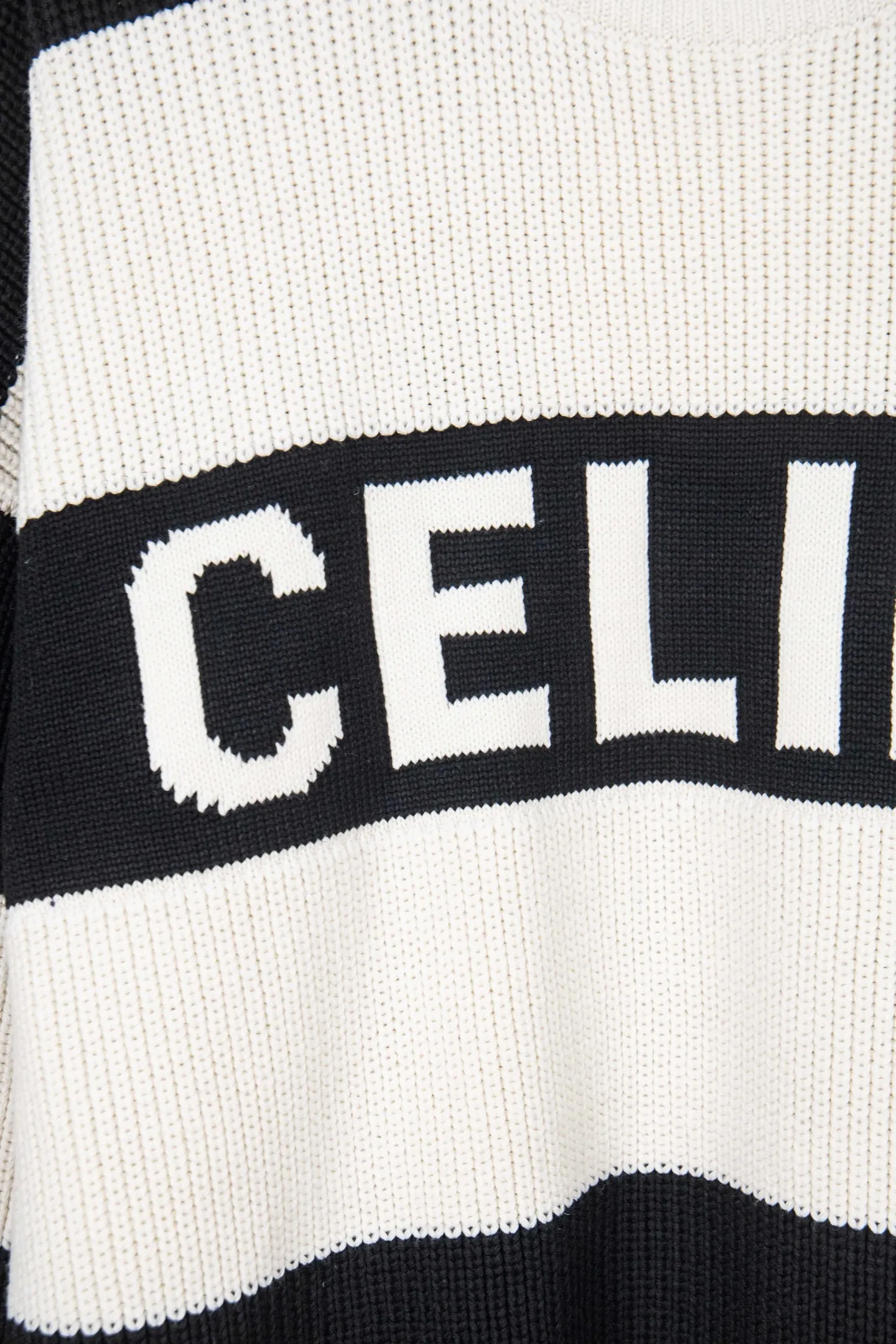 🅿️270 Style number: M254 CELINE black and white thick striped letter crew neck sweater. The fabric is made of 80% wool and has good warmth and elasticity. Wool sweaters are soft and thick, and the fabric's fibers lock tightly to trap warmth. In addition, wool also has a certain degree of hygroscopicity, making it less likely to feel stuffy when worn. The neckline, cuffs, hem and other parts are all very delicately finished, showing the brand's pursuit of quality. At the same time, the brand's iconic embroidery and chest LOGO are incorporated to enhance the overall sense of luxury. Size：S-XL