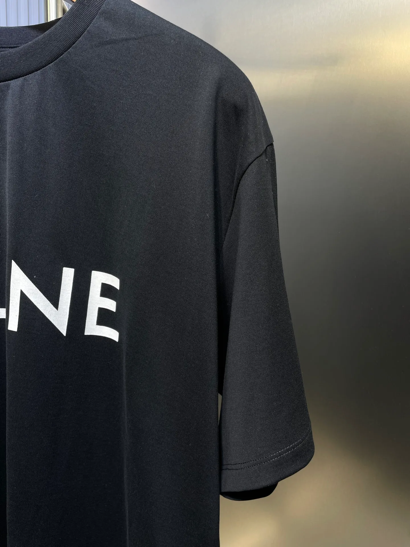 🅿️260 Celine Logo🌟 Printed short sleeves Made of 170 grams of 50 double strands, soft to the touch, comfortable and skin-friendly. The iconic Celine Logo print embellishes the front. Simple to the extreme, it is fashionable. The simplest classic white T-shirt is the most touching. Process 1: Printed with elastic glue, the effect is neat and tidy, and the workmanship is cumbersome. Process 2: The fabrics have been washed, the texture is better, and it is not easy to deform. Not easy to shrink, not easy to fade, maintain long-term beauty Accessories: Customized 1:1 Celine trademark Version: Loose version Size: XS S M L Style number: 23298-A10