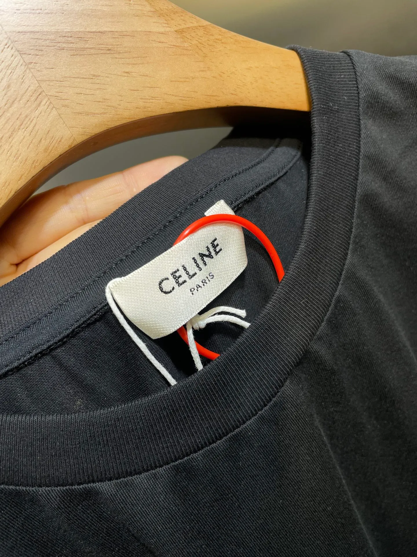 🅿️260 Celine Logo🌟 Printed short sleeves Made of 170 grams of 50 double strands, soft to the touch, comfortable and skin-friendly. The iconic Celine Logo print embellishes the front. Simple to the extreme, it is fashionable. The simplest classic white T-shirt is the most touching. Process 1: Printed with elastic glue, the effect is neat and tidy, and the workmanship is cumbersome. Process 2: The fabrics have been washed, the texture is better, and it is not easy to deform. Not easy to shrink, not easy to fade, maintain long-term beauty Accessories: Customized 1:1 Celine trademark Version: Loose version Size: XS S M L Style number: 23298-A10