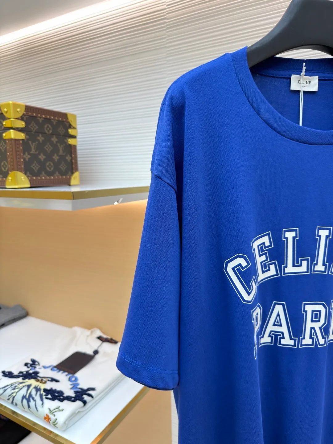 Celine Paris printed short sleeves ●Original version: Purchased and developed for 5100 ●Item No.: 1682349-X90 ●Fabric: Liquid Nitrogen Yayun plain weave fabric ●Technology: Glue printing production ●Color: Blue ●Version: Fitted version ●Weight: about 285 grams ●Size: S-M-L-XL ●Description: Customized Liquid Nitrogen Yayun plain weave fabric, soft to the touch, comfortable and skin-friendly, based on Klein blue, dynamic and energetic, fresh and elegant The iconic CELINE PARIS print is embellished on the chest, making it highly recognizable and showing a luxurious texture in a low-key manner. It uses minimalism to define timeless fashion. Glue printing is used. The chest printing is modified by the film screen three times. The glue liquid paint is used to print the pattern on the fabric. The fabric is baked to fix the printed pattern. The fabrics have been washed to give them a better feel and texture. They are not easy to deform, shrink or fade, and maintain their long-lasting beauty. The overall wiring is straight and delicate, the fabric is comfortable and soft, and the color is consistent without color difference. It can be matched with the same style to create a fashionable look and control various occasions. Customized accessories, complete with three standards, same style for men and women!