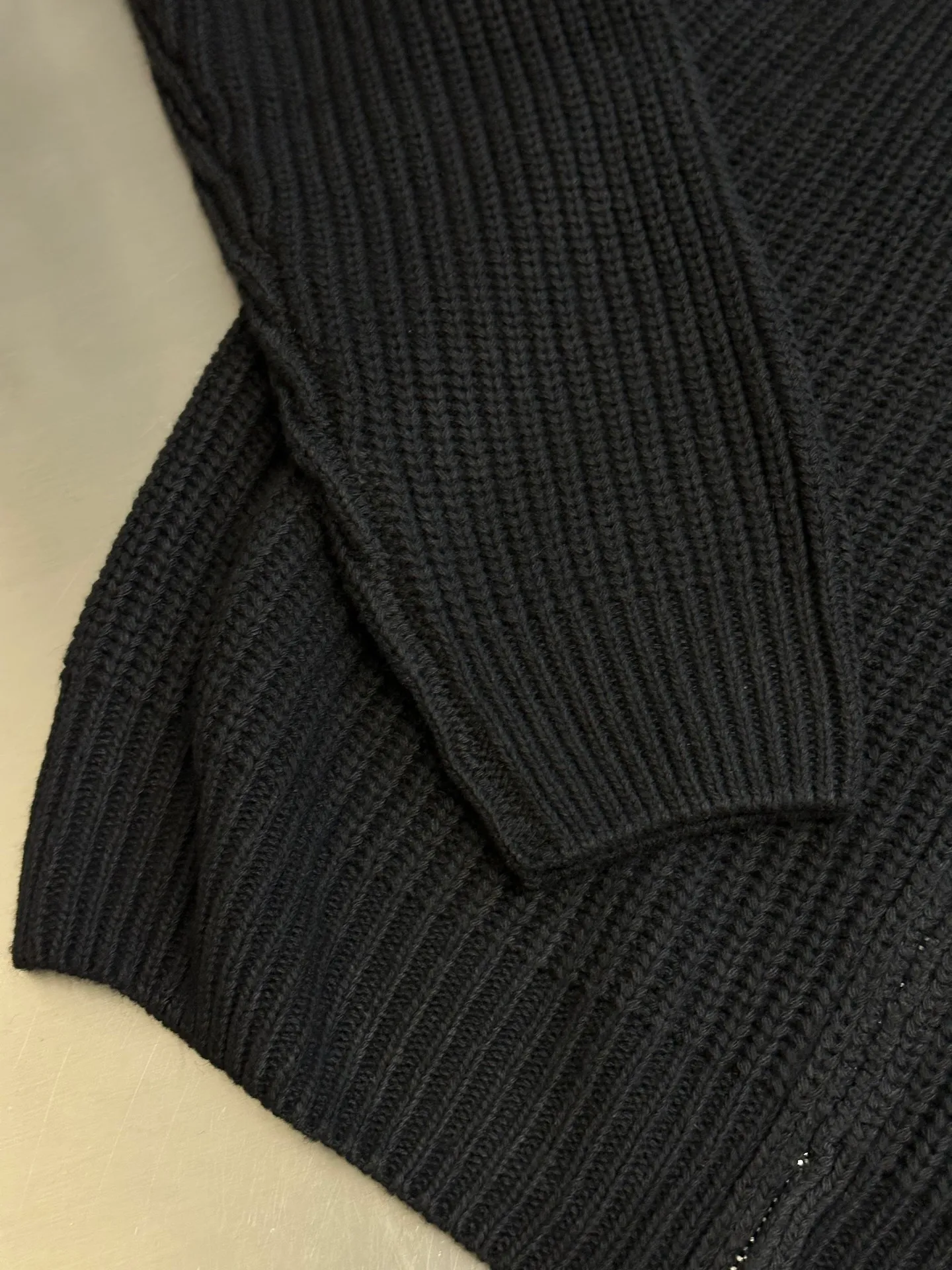 🅿️520 Celine Arc de Triomphe Sweater Jacket Made of custom-woven soft blended wool worsted fabric, the iconic Celine Arc de Triomphe logo embellishes the front, simple and smooth zipper lines, a harmonious blend of sophistication and dynamism, showing taste in a silent way. Imported machine embroidery technology is used. Advanced computer control systems and sophisticated mechanical components are used to realize the Arc de Triomphe embroidery operation with high precision and smooth and delicate lines. Size: s m l xl