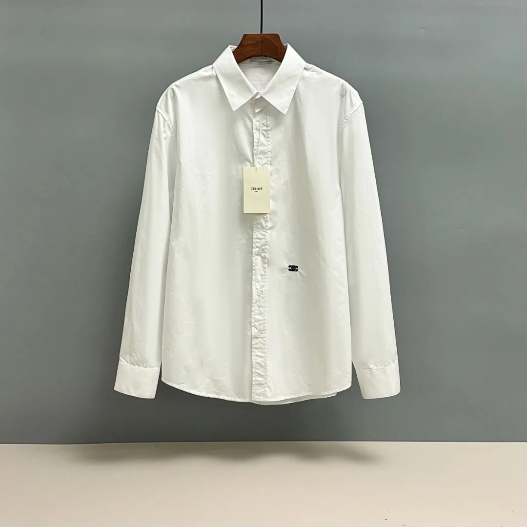 🅿️220 CELINE/Silin early autumn embroidered shirt, custom-made classic 40-count plain weave imitation Tencel Paris shirt fabric, loose fit, three-dimensional upper body, smooth and natural lines, from shoulder line to waist line to hem, smooth transition of lines, no unnecessary folds or accumulation, neat and stretched overall, custom-made Celine lettering button-down, Celine logo embroidery on the hem, rigorous stitching, precise stitching, silky smooth transition, natural and smooth pattern, three-dimensional pattern, no burrs Size: S M L XL