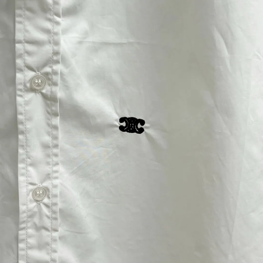 🅿️220 CELINE/Silin early autumn embroidered shirt, custom-made classic 40-count plain weave imitation Tencel Paris shirt fabric, loose fit, three-dimensional upper body, smooth and natural lines, from shoulder line to waist line to hem, smooth transition of lines, no unnecessary folds or accumulation, neat and stretched overall, custom-made Celine lettering button-down, Celine logo embroidery on the hem, rigorous stitching, precise stitching, silky smooth transition, natural and smooth pattern, three-dimensional pattern, no burrs Size: S M L XL
