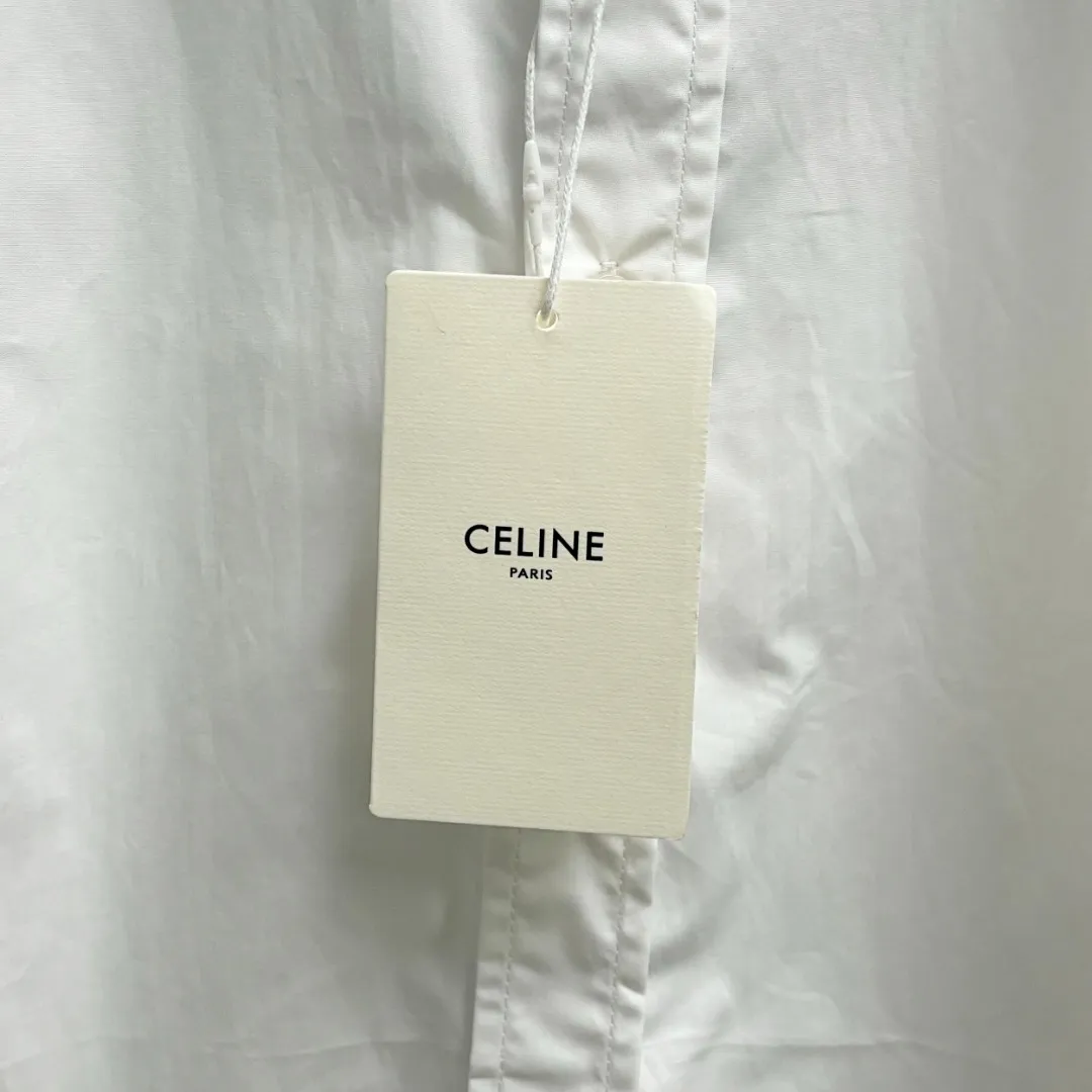 🅿️220 CELINE/Silin early autumn embroidered shirt, custom-made classic 40-count plain weave imitation Tencel Paris shirt fabric, loose fit, three-dimensional upper body, smooth and natural lines, from shoulder line to waist line to hem, smooth transition of lines, no unnecessary folds or accumulation, neat and stretched overall, custom-made Celine lettering button-down, Celine logo embroidery on the hem, rigorous stitching, precise stitching, silky smooth transition, natural and smooth pattern, three-dimensional pattern, no burrs Size: S M L XL
