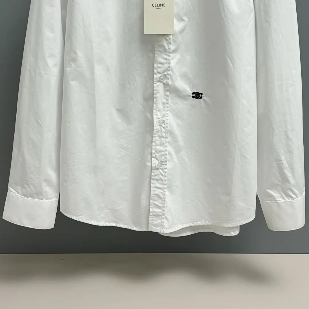 🅿️220 CELINE/Silin early autumn embroidered shirt, custom-made classic 40-count plain weave imitation Tencel Paris shirt fabric, loose fit, three-dimensional upper body, smooth and natural lines, from shoulder line to waist line to hem, smooth transition of lines, no unnecessary folds or accumulation, neat and stretched overall, custom-made Celine lettering button-down, Celine logo embroidery on the hem, rigorous stitching, precise stitching, silky smooth transition, natural and smooth pattern, three-dimensional pattern, no burrs Size: S M L XL