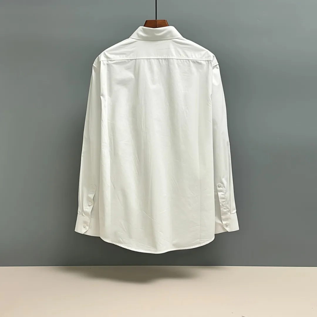 🅿️220 CELINE/Silin early autumn embroidered shirt, custom-made classic 40-count plain weave imitation Tencel Paris shirt fabric, loose fit, three-dimensional upper body, smooth and natural lines, from shoulder line to waist line to hem, smooth transition of lines, no unnecessary folds or accumulation, neat and stretched overall, custom-made Celine lettering button-down, Celine logo embroidery on the hem, rigorous stitching, precise stitching, silky smooth transition, natural and smooth pattern, three-dimensional pattern, no burrs Size: S M L XL