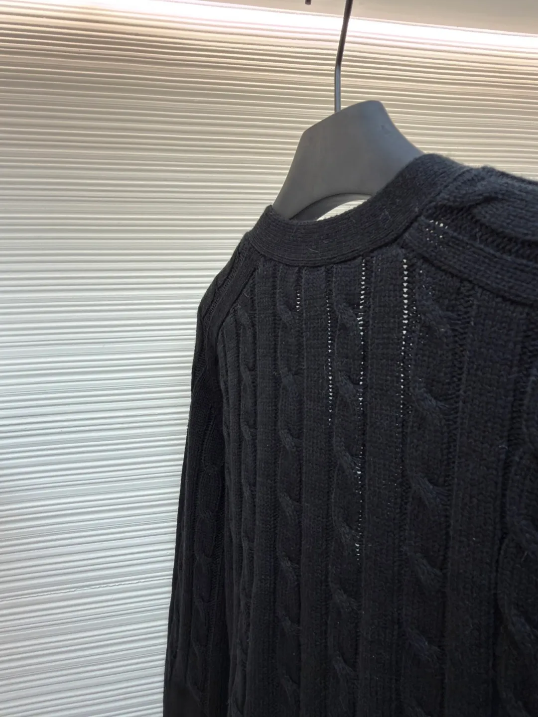 Celine cable cashmere cardigan ●Original version: purchased and developed for 19500 ●Item number: 1681097-C10 ●Fabric: cashmere fabric ●Technology: knitted embroidery production ●Version: fitted version ●Weight: about 620 grams ●Size: XS-S-M-L ●Description: Refer to the original version, use [2/26 count premium cashmere] for [1:1 dyeing spinning], the dyed yarn needs to be [custom dyed spinning], the minimum order quantity requirement is very high, the initial wool investment is more than 100,000 yuan, and the dyeing factory and spinner are willing to do it, and the custom spinning cycle is long. In order to ensure that the color is exactly the same, [repeated dyeing 3 times] can be dyed for large quantities. Looming machine: The machine uses the same needle pattern as the original [5G computerized flat knitting machine] to weave pieces, and uses [twisted rope weave] to weave. The entire piece of clothing [takes 210 minutes] to weave a piece of clothing. This model has many processes, and the cycle is also long. First, the woven fabric pieces must be sewn by [purely manual method], then pick and collect the threads, and then wash them. After washing, you need to iron them for the first time. Iron the clothes straight, then take apart the sleeves, car the genuine leather on the sleeves, and finally car the access control ribbons. After the ribbons are ironed, you need to iron them a second time, iron the ribbons straight, and then open and button the buttons to avoid uneven movement. Finally, come to the embroidery process. The process is extremely strict and tedious. The cycle time for a large shipment is at least 30 days. The overall wiring is straight and delicate, the fabric is comfortable and soft, and the colors are consistent and without color difference. It can be matched with the same style to create a fashionable look, and can be used in various occasions. Customized accessories, complete with three standards, same style for men and women!