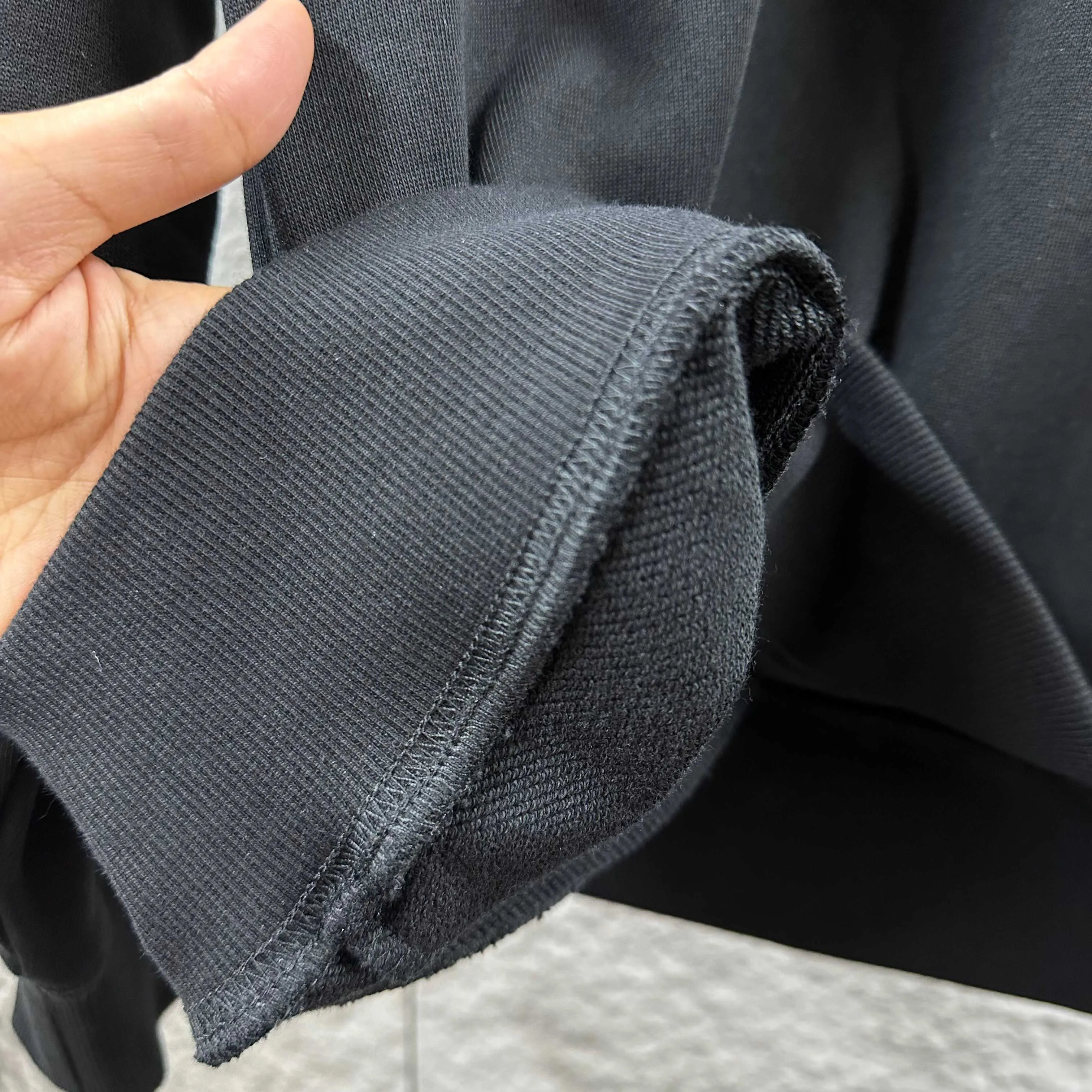 🅿️250 Celi*ne Celin Celin 2025 early autumn and winter new style Three-dimensional flocking process personalized logo Customized terry fabric Long-sleeved round neck sweatshirt Uniform style for men and women Size: S (90-130 catties) M (120-150 catties) L (140-165 catties) XL (160-180 catties) XXL (180-210 pounds) Color: black white