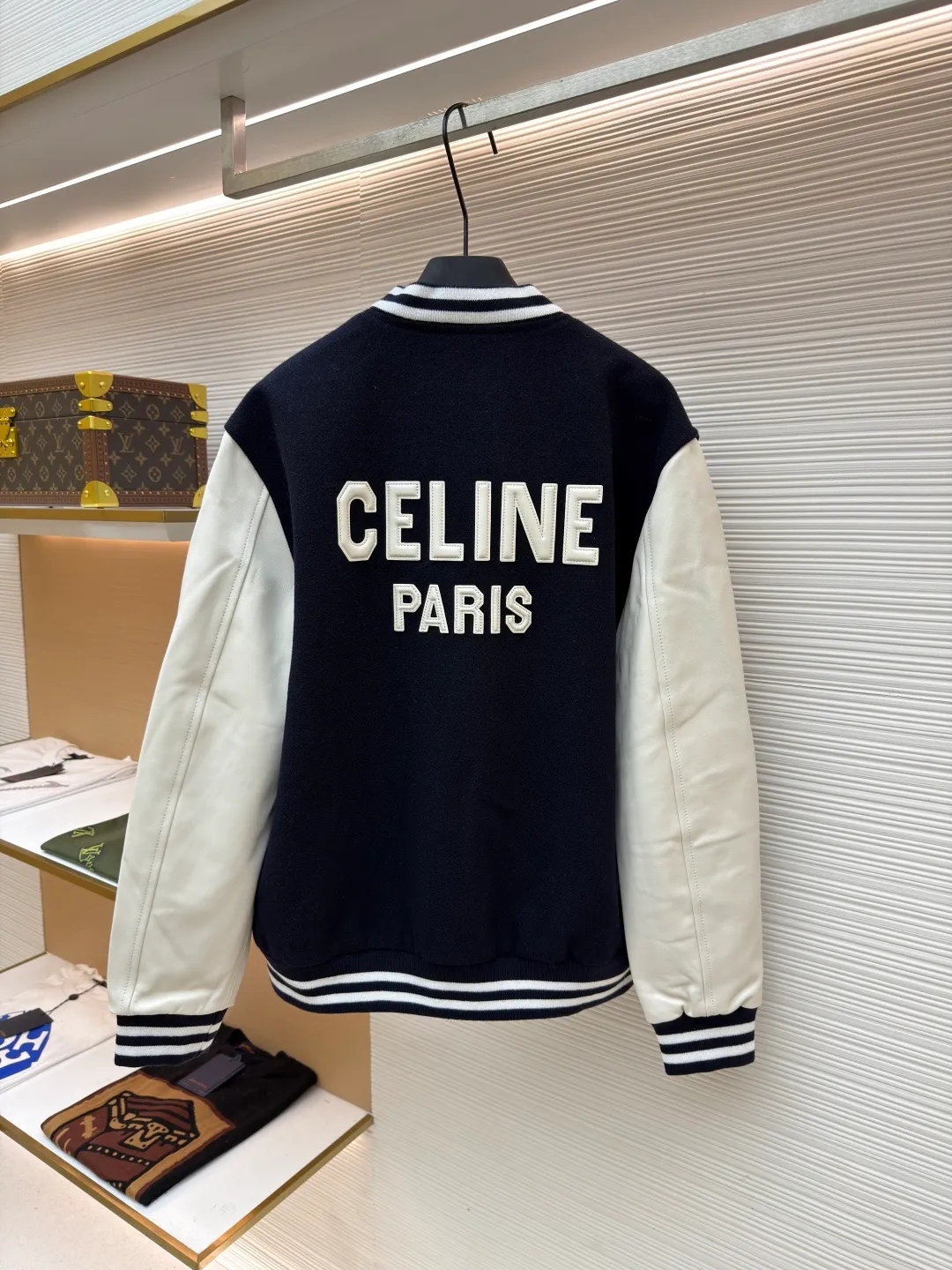 Celine genuine leather lettered baseball jersey ●Original version: Purchased and developed for 27500 ●Item number: 1681004-G25 ●Fabric: wool blended fabric ●Technology: laser burning production ●Version: fitted version ●Weight: about 1130 grams ●Size: 36-38-40-42 ●Description: The fabric is made of [50% wool + 50% acrylic blended yarn], [thick wool blended yarn], [rapier machine-dyed rice grain jacquard pattern], [gram weight 600g], matching [rayon cotton 4*4 diamond checkered lining], using [800# specification washed cotton] One-inch 9-needle spacing quilted embroidery], sleeve pocket lips + front and rear chapters are made of [fetal sheepskin], spray-painted according to the Y version color, the front chapter is [laser burnt] with genuine leather patch, and the inside is filled with [sponge embroidery machine embroidery], the back chapter is filled with [silicone material], and [electric hydraulic pressure]. Device three-dimensional embossing], open letter mold to punch out a single letter, [manual oil edge sealing], [manual sweeping powder positioning] letter spacing, pattern machine thick line carving letters, ribbing using [30% wool + 70% cotton blended yarn], jacquard yarn dyeing in intermediate colors, matching CE letter color round snap button. The overall wiring is straight and delicate, the fabric is comfortable and soft, and the color is consistent without color difference. It can be matched with the same style to create a fashionable look and control various occasions. Customized accessories, complete with three standards, same style for men and women!