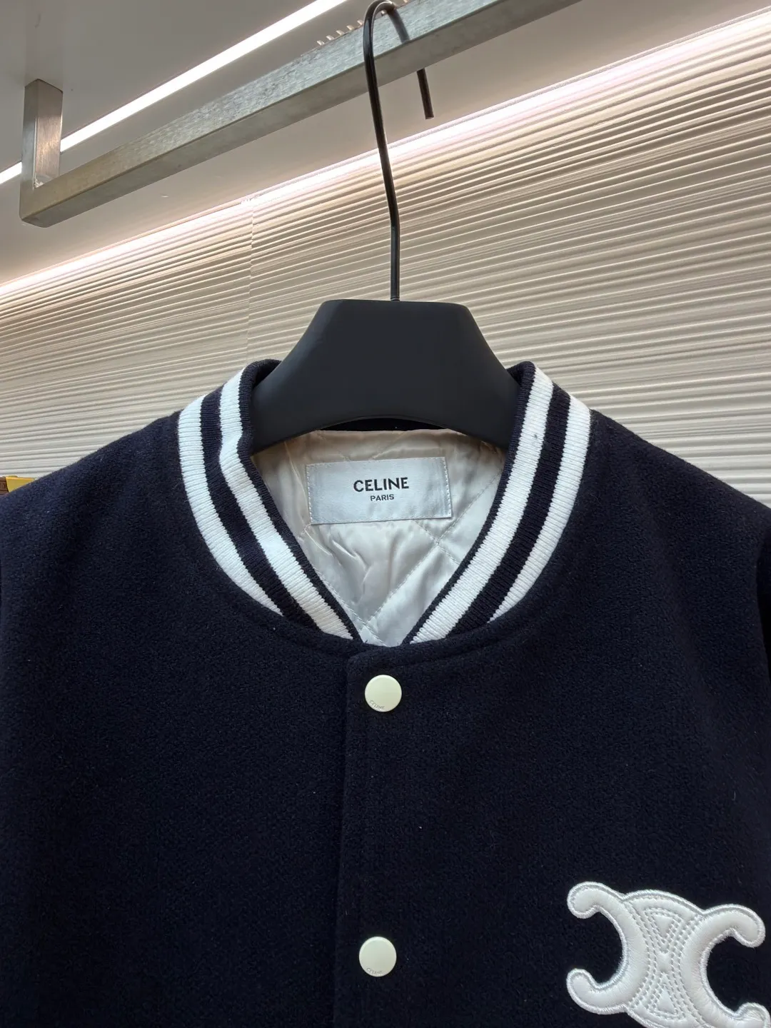Celine genuine leather lettered baseball jersey ●Original version: Purchased and developed for 27500 ●Item number: 1681004-G25 ●Fabric: wool blended fabric ●Technology: laser burning production ●Version: fitted version ●Weight: about 1130 grams ●Size: 36-38-40-42 ●Description: The fabric is made of [50% wool + 50% acrylic blended yarn], [thick wool blended yarn], [rapier machine-dyed rice grain jacquard pattern], [gram weight 600g], matching [rayon cotton 4*4 diamond checkered lining], using [800# specification washed cotton] One-inch 9-needle spacing quilted embroidery], sleeve pocket lips + front and rear chapters are made of [fetal sheepskin], spray-painted according to the Y version color, the front chapter is [laser burnt] with genuine leather patch, and the inside is filled with [sponge embroidery machine embroidery], the back chapter is filled with [silicone material], and [electric hydraulic pressure]. Device three-dimensional embossing], open letter mold to punch out a single letter, [manual oil edge sealing], [manual sweeping powder positioning] letter spacing, pattern machine thick line carving letters, ribbing using [30% wool + 70% cotton blended yarn], jacquard yarn dyeing in intermediate colors, matching CE letter color round snap button. The overall wiring is straight and delicate, the fabric is comfortable and soft, and the color is consistent without color difference. It can be matched with the same style to create a fashionable look and control various occasions. Customized accessories, complete with three standards, same style for men and women!
