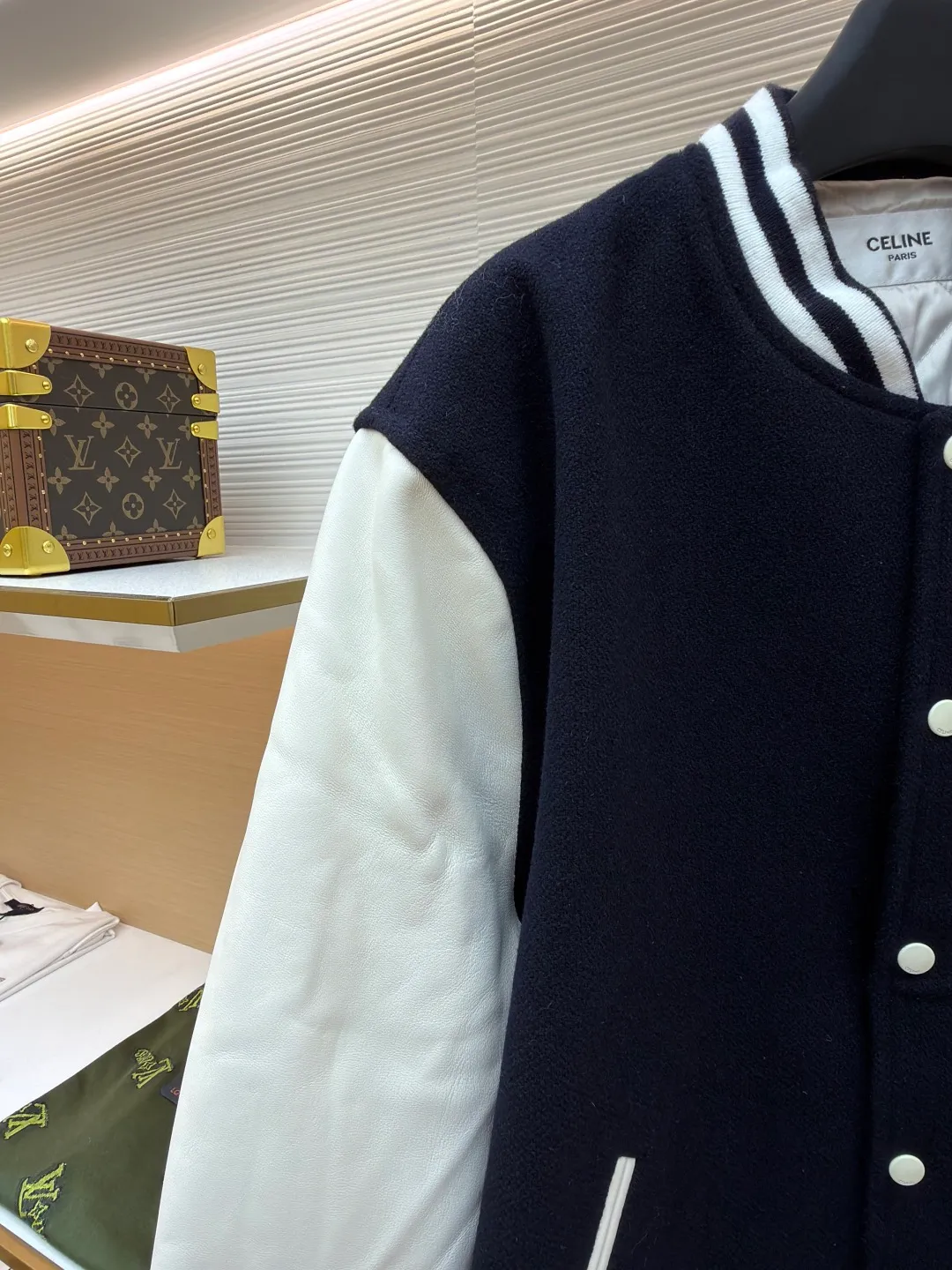 Celine genuine leather lettered baseball jersey ●Original version: Purchased and developed for 27500 ●Item number: 1681004-G25 ●Fabric: wool blended fabric ●Technology: laser burning production ●Version: fitted version ●Weight: about 1130 grams ●Size: 36-38-40-42 ●Description: The fabric is made of [50% wool + 50% acrylic blended yarn], [thick wool blended yarn], [rapier machine-dyed rice grain jacquard pattern], [gram weight 600g], matching [rayon cotton 4*4 diamond checkered lining], using [800# specification washed cotton] One-inch 9-needle spacing quilted embroidery], sleeve pocket lips + front and rear chapters are made of [fetal sheepskin], spray-painted according to the Y version color, the front chapter is [laser burnt] with genuine leather patch, and the inside is filled with [sponge embroidery machine embroidery], the back chapter is filled with [silicone material], and [electric hydraulic pressure]. Device three-dimensional embossing], open letter mold to punch out a single letter, [manual oil edge sealing], [manual sweeping powder positioning] letter spacing, pattern machine thick line carving letters, ribbing using [30% wool + 70% cotton blended yarn], jacquard yarn dyeing in intermediate colors, matching CE letter color round snap button. The overall wiring is straight and delicate, the fabric is comfortable and soft, and the color is consistent without color difference. It can be matched with the same style to create a fashionable look and control various occasions. Customized accessories, complete with three standards, same style for men and women!