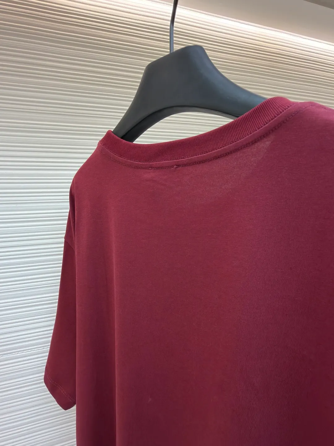 Celine Arc de Triomphe short sleeves ●Original version: Purchased and developed for 5100 ●Item number: 1682419-X90 ●Fabric: 40-count double-ply fabric ●Technology: embroidery production ●Color: burgundy ●Version: Fitted version ●Weight: about 255 grams ●Size: S-M-L-XL ●Description: Made of 40-count double-ply fabric, soft to the touch, comfortable and skin-friendly, the iconic Celine Arc de Triomphe logo embellishes the front Simple to the extreme is fashionable. The simplest classic black T-shirt is the most touching. Adopt imported machine embroidery technology, use advanced computer control systems and precision mechanical components to achieve Arc de Triomphe embroidery operations with high precision. The lines are smooth and delicate, and the fabrics have been washed. It has a better hand feel and texture, is not easy to deform, is not easy to shrink, is not easy to fade, and maintains long-term beauty. The overall wiring is straight and delicate, the fabric is comfortable and soft, and the color is consistent without color difference. It can be matched with the same style to create a fashionable look and control various occasions. Customized accessories, complete with three standards, same style for men and women!