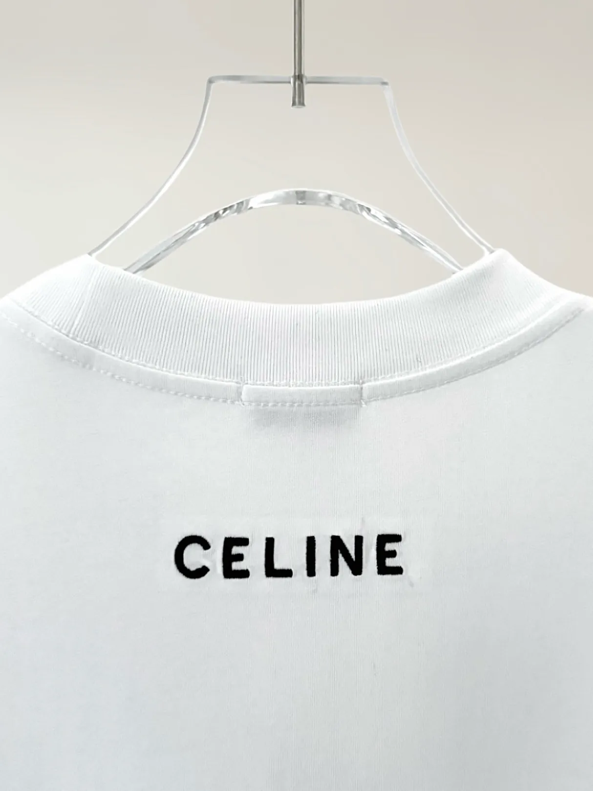 🅿️190 [High quality] CELINE 25ss front panel embroidery process, thickened two-color LOGO, English embroidery on the back, round neck short-sleeved T-shirt, with personalized street design style. The fabric is made of 32 counts of 280g fine cotton double yarn fabric. Customized same-tank dyed fabric. It feels very comfortable, fashionable and personalized. It is super versatile and good-looking. It is very suitable for both men and women. A must-have style. Tag, collar label, washed wheat, three complete labels, packaging, copy paper Packaging sticker color: black white size: S~XL